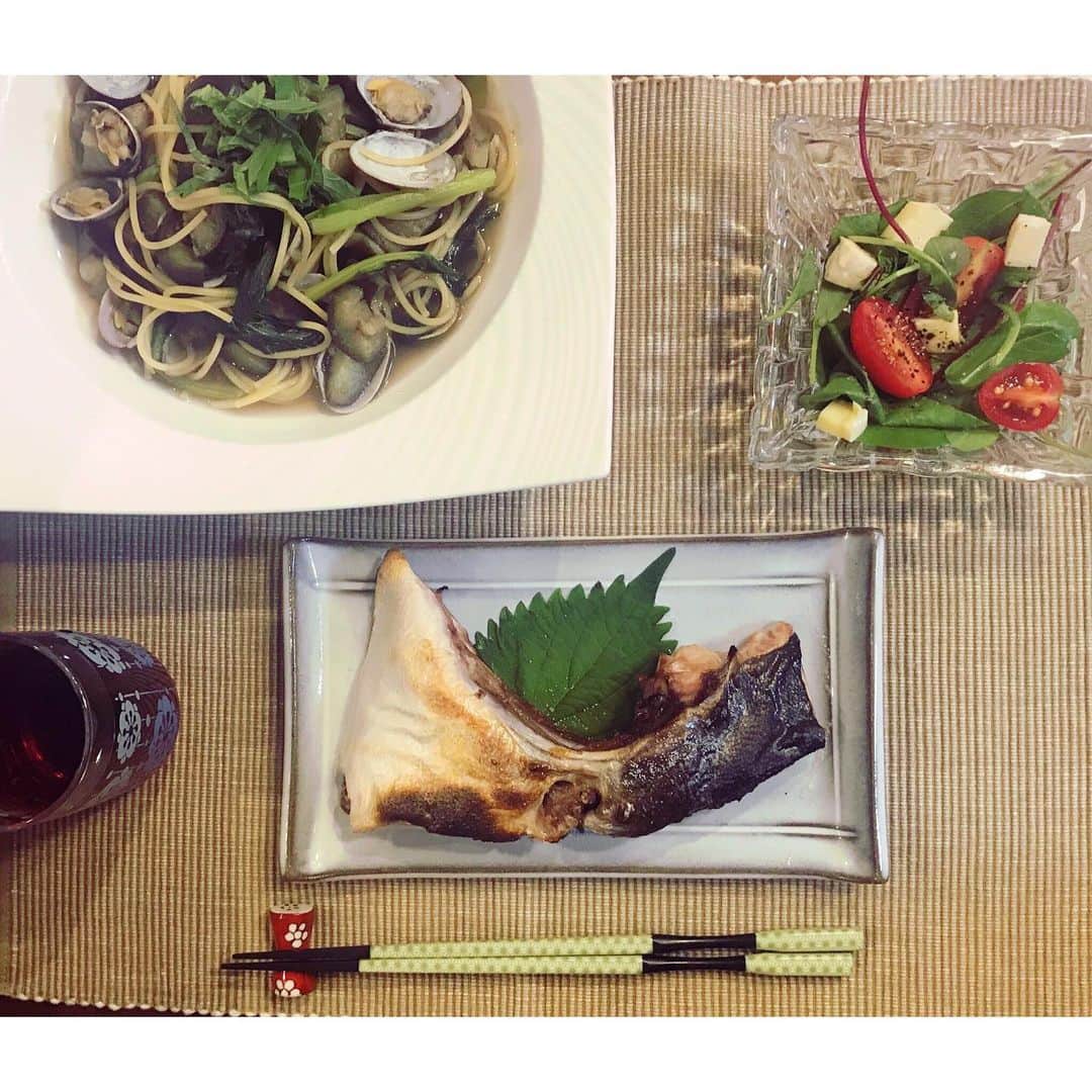 阿部純子さんのインスタグラム写真 - (阿部純子Instagram)「今夜の #じゅんこ飯🍴 ・ ・ #あさりの和風パスタ🍝 #天然ぶりカマの塩焼き  #福島県産プチトマトのサラダ ・ ・ 美味しそうなブリカマを見つけてしまい、、つい😉 身がぷりぷりしていて大正解でした✨ 旬というにはちと早いですが、、🐟🐟 和食のお魚料理はシンプルに頂きたくなる、今日このごろのわたし♪ ・ さて、 明日も良い一日になりますよう、 がんばるぞっっとな‼️」10月4日 20時16分 - junkoabe_official