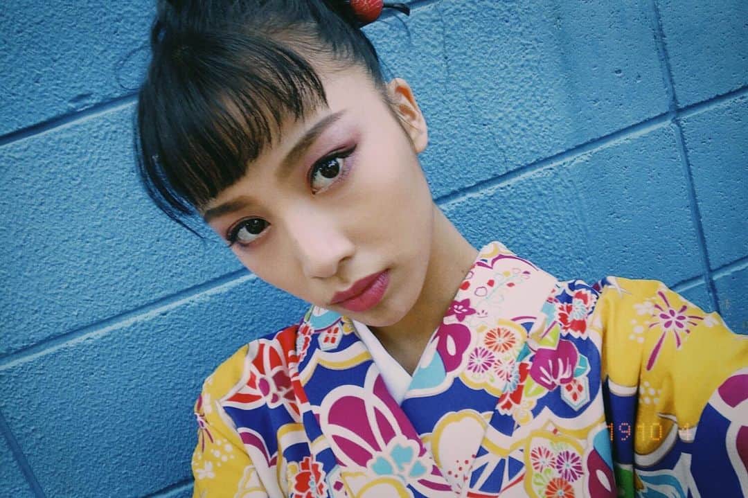 honoka のインスタグラム：「今日はFCの会報誌撮影で浅草へ行ってきました。﻿ 久しぶりの浅草でした。﻿ 浅草の街並みと雰囲気がほんまに大好きなんです。﻿ 心落ち着く。﻿ 今回は着物も着させてもらって﻿ みんなでぶらりしました。﻿ ﻿ ドレスよりも着物が着たいって思うタイプやから﻿着れて嬉しかった 着物ってテンションあがるよね〜👘❤️❤️﻿ ﻿ 会報誌お楽しみに！  #浅草 #ぶらり旅 #着物きたよ #ぶらぼー」