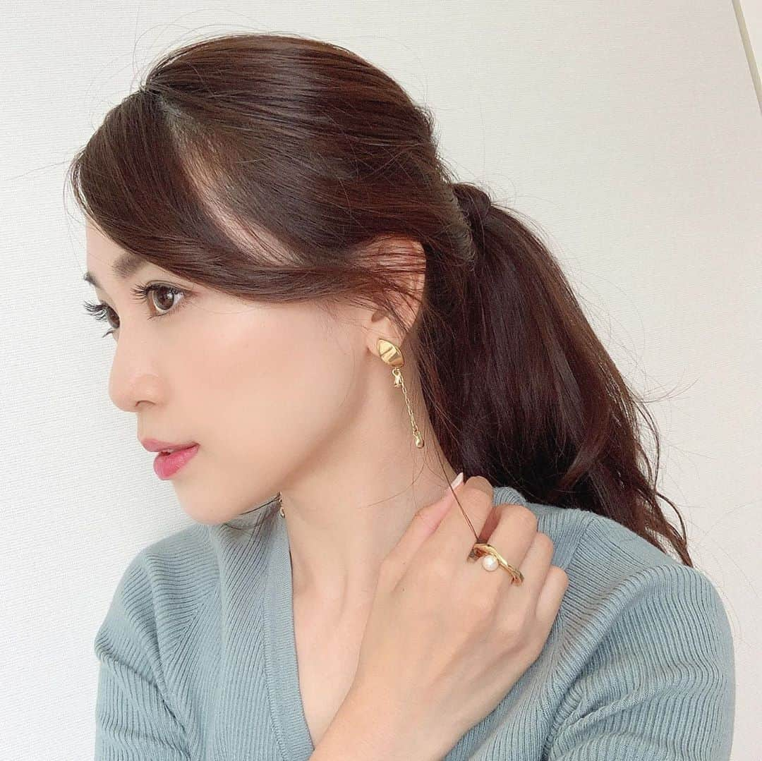 山下美咲のインスタグラム：「. メイクやアクセも秋仕様に♡ . お気に入りリップの一つ @jillstuartbeauty マイリップス　ダズリングティント . 夜空の輝きにインスパイアされたコレクションはキラキラと鮮やかな発色でパッケージも夜空のよう🌌マイリップスはネイビー、チークはパープルのトレンドカラーが発売✨ . 限定品として発売されている人気のマイリップス 初のカラーは3色 私が使用しているネイビーカラー01は 塗ると自分だけの色へと変化して綺麗なピンク色に♡ 輪郭を意識するように塗って馴染ませるだけでサッと秋メイク顔になれちゃいます🥰 . パッケージも可愛いのでギフトとしてもオススメ🎀 店舗で5,000円以上の商品購入(マイリップスを含む)でBOX進呈されるそう💕 . @jillstuartbeauty でチェックしてみてくださいね♡ . #ジルスチュアート#jillstuart#マイリップス#ティントリップ#夜空ティント#星空チーク#リップ#チーク#コスメ#新作コスメ#メイク#メイクアップ#cosmetics#メイク動画#リップメイク」