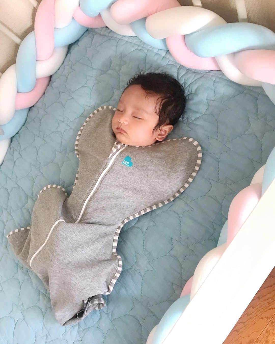 Ayaさんのインスタグラム写真 Ayainstagram 奇跡のおくるみとゆわれる スワドルアップ これ本当にすごいです は背中スイッチがいつも凄くて寝かしつけて寝た っと思ってベッドに降ろすと すぐ泣いて抱っこしてたのが スワルドアップを着せて寝かせる