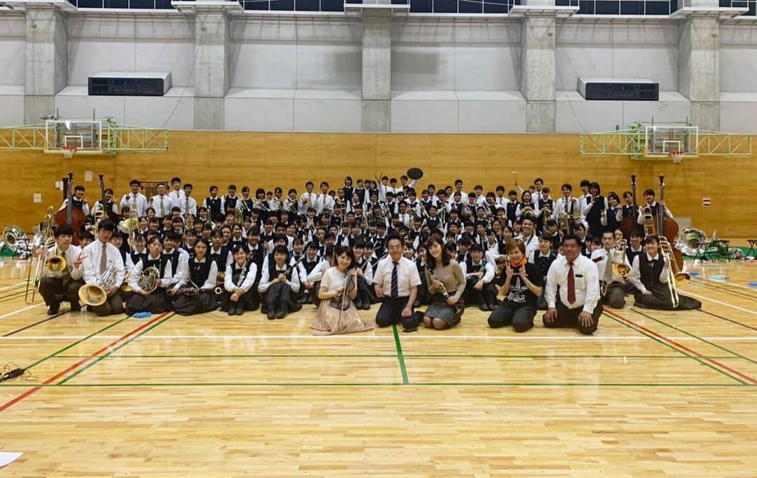 中村秀香のインスタグラム：「10月12日(土) #関西やってみなはれ博覧会 @大阪城ホール .  当日は #大阪桐蔭高校吹奏楽部  の皆さんと共に演奏させて頂けるということで …  本番前の全体練習♬ .  迫力いっぱいの音と、皆さんのキラキラしたダンスと綺麗な歌声✨ .  #すまたん ではお馴染みのあの曲たちが、素敵にアレンジされています😆 .  私のクラリネット演奏には…期待しないで下さい…😢笑 吉田さんのバイオリンの音色に注目です！！✨ .  #吉田奈央 アナ #中村秀香」