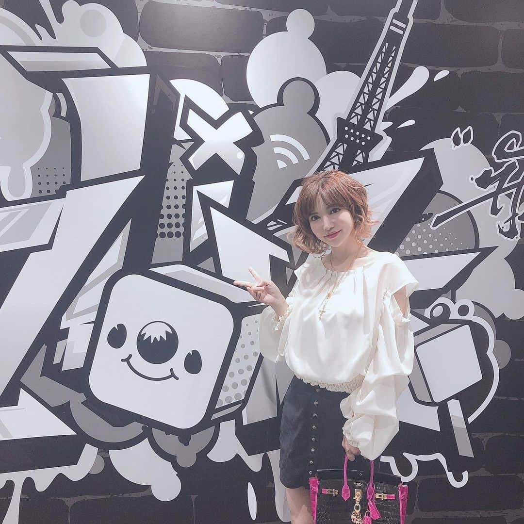 里美ゆりあのインスタグラム：「17LIVEしてきたよ❤  #17 #17LIVE #LIVE配信 #クロムハーツ #chromehearts  #hermes  #バーキン25  #クロコダイル」