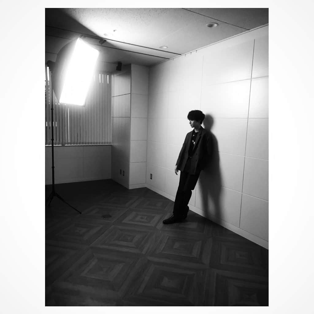 橋本淳のインスタグラム：「. 取材日。 たくさんの媒体さんに 取り上げていただけて幸せです。 ありがとうございました。 . . #カリギュラ　#舞台カリギュラ　#新国立劇場 #泣くロミオと怒るジュリエット　#シアターコクーン」