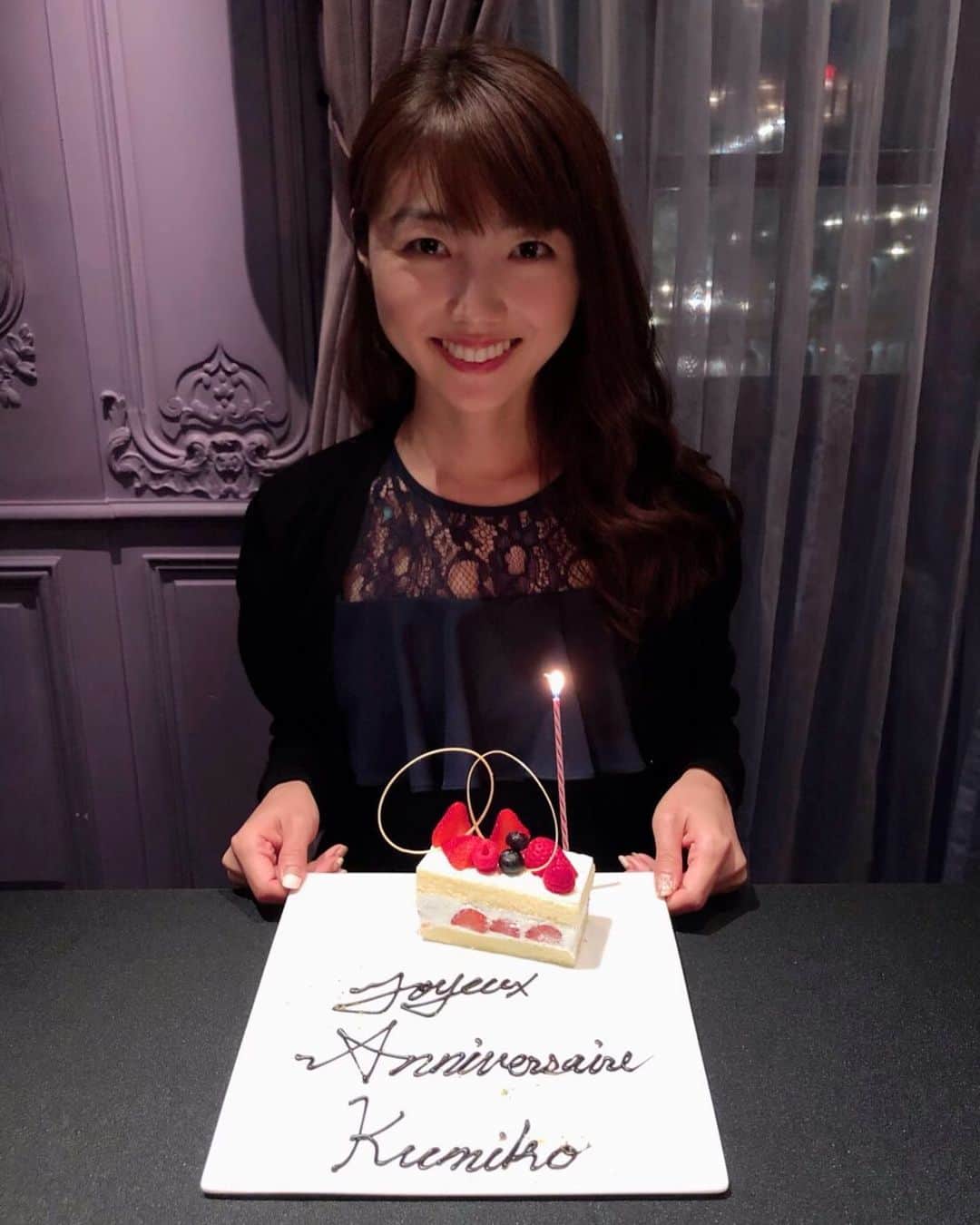 のインスタグラム：「10月3日は誕生日は、ずっと行ってみたかったレストランで家族と過ごしました✨28歳の誕生日かと思っていたらもう35歳👻ワォ!! 大人としての振る舞いが問われる年齢。いつまで経ってもポケポケな私ですが、できる限り自身の行動に責任を持てるよう努力していけたらと思います!! 12月15日お昼にクリスマスコンサートを計画しているので皆さまとお会いできたら嬉しいです🎄また詳細決まり次第ご報告させてください✨  #クリスマスコンサート #ミュージカルコンサート #六本木クラップス #２年ぶりのクリスマスコンサート」