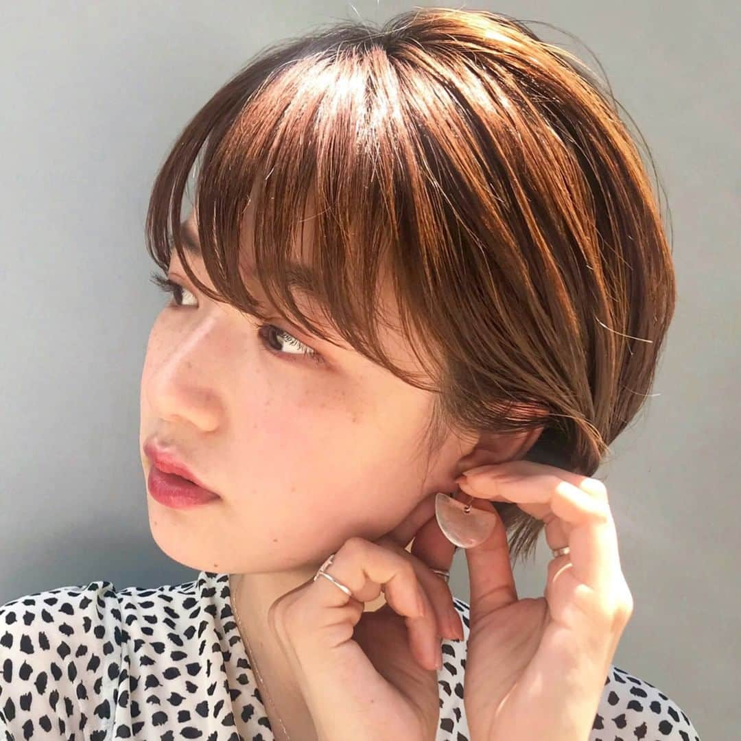 HAIRさんのインスタグラム写真 - (HAIRInstagram)「"小顔ヘアにするなら？" 毎週金曜日は、HAIR編集部が厳選したお悩み解決スタイルをお届けします💛 小顔効果満点♪おすすめスタイルをご紹介！ 「なりたいワタシ」を叶えてくれるスタイリストは必ずいるっ✨ . ------------------------------------------------ Styling by「薬袋光」 @minai__kikkake . 🌼KIKKAKE@depth🌼. 東京都中央区銀座5-6-15 3F ☎03-6228-5991 定休日：火曜日/第1＆第3月曜日 営業時間： 平日13:00〜21:30/土日祝11:30〜20:30 ・ ✂メニュー✂. カット6,480円～/カラー8,640円～/パーマ10,800円～ ✂ひとこと✂. 骨格に合わせた似合わせカットが得意なサロン。カラーリングはご希望に合わせて顔色に 似合うお色味に仕上げます！ ------------------------------------------------ #ほつれヘア #銀座ヘアサロン #銀座美容室 #ショートヘア #ショート #ショートカット #ショートボブ #ショートヘアー #ヘアスタイル #ヘアカタログ #ヘアカラー #ヘアスタイリング #髪型 #美容室 #髮型屋 #髮型設計 #发型 #短髮 #日系髮型 #女生髮型 #女生短髮 #shorthair #염색 #헤어 #숏컷 #ทรงผม #haircolor #hairstyle #hair #instagood」10月4日 21時01分 - hair.cm