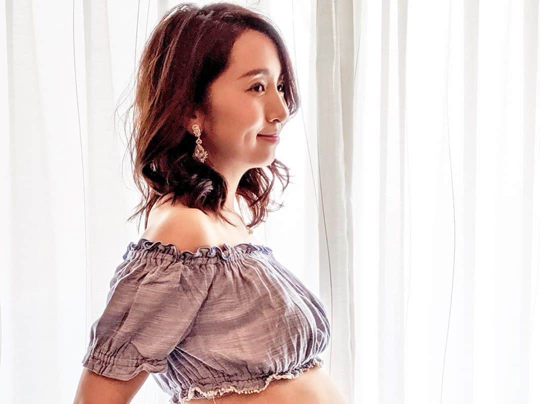小野恵美のインスタグラム：「無事に母子ともに退院して数日が経ちました🧸  授乳やオムツ替え、沐浴の日々です。母は毎日色んなことに悩みながら、娘は毎日どんどん成長していきます🤱  慣れない育児で寝不足ですが、 今も、すぐ横でスヤスヤ眠る娘の顔をみて本当に幸せな気持ちになりますね😌 可愛くて仕方ありません💕  私の母や、経産婦のママ友達に沢山聞いて助かっています🙏😭もちろん主人のサポートも。感謝。  写真は、妊娠9か月頃に三脚&タイマーを駆使して自宅でセルフマタニティフォト🤰 お腹公開は恥ずかしいので、インスタではスタンプしちゃいますが、家族の記録用に撮っておきました💐 我ながらうまく撮れました👏✨ すでに、まんまる大きなお腹が懐かしい😌 #出産 #育児 #マタニティ #ママ #女の子ママ #育児初心者 #新米ママ #マタニティフォト #セルフマタニティフォト #妊婦 #マタニティライフ #思い出 #新生児 #新生児ママ #赤ちゃん #baby」