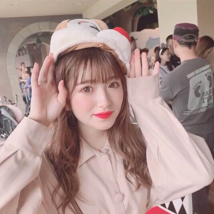 青木菜花のインスタグラム：「.﻿ .﻿ 私を一言で例えると？🤔﻿ ﻿ あ、かじくんかめら！😝﻿ .﻿ .﻿ #ディズニー #ディズニーランド #チップとデール #チップとデールコーデ #ハロウィンディズニー #dハロ #disneyland #東京ディズニーランド #ファンキャップ #彼氏目線 #？ #instalike #instagood #instalove #l4l #f4f」
