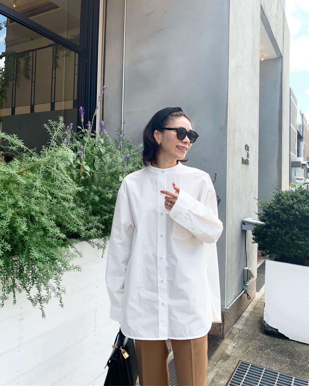 大日方久美子さんのインスタグラム写真 - (大日方久美子Instagram)「・ Today's Outfit ☆ ・ Shirt → @gypsohila.jpn  Bottoms → @story_bottom サンプル Shoes → #stevemadden  Bag → #hermes  Hiar Accessory → @decollte_accessory ・ ・ ・ @gypsohila.jpn のシャツを初おろし❤️ 生地にハリがあって立体的なフォルムが凄く美しくて 既に何人も人に褒められた❤️ ・ パンツは来年 @story_bottom から発売するコラボパンツのサンプル。今すぐ欲しいくらい😂 ・ そして今日は明日の梅田ハービスプラザ @brooksbrothers のイベントに控えて @decollte でメンテナンス！！ ・ 初めて @environ_jp のエステを受けたのですが、クレンジングの時点でくすみと毛穴の黒ずみがなくなって、びっっっっっくり‼︎ ・ 毎月のようにデコルテに来てるのに何でもっと早く教えてくれなかったのー‼︎って @decokyo に詰め寄った😂 ・ クレンジングだけなら¥3000で、更にイオン導入をしながらパックしてもらって、初回で¥9500だなんて、即効性からしたら、安すぎる💦 ・ やっぱりデコルテを東京に作って欲しいです‼︎‼︎‼︎ ・ ・ 明日14時〜17時 梅田ハービスプラザ @brooksbrothersjapan でお待ちしてます😊 皆さんぜひお気軽にいらしてください❤️ ・ ・ #kumicloset  #kumijob  #decollte  #デコルテ #エンビオン  #もちろんパワーツリーも人しか #凄すぎた」10月4日 20時54分 - kumi511976