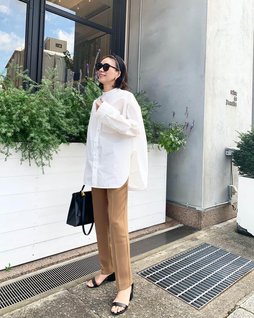 大日方久美子さんのインスタグラム写真 - (大日方久美子Instagram)「・ Today's Outfit ☆ ・ Shirt → @gypsohila.jpn  Bottoms → @story_bottom サンプル Shoes → #stevemadden  Bag → #hermes  Hiar Accessory → @decollte_accessory ・ ・ ・ @gypsohila.jpn のシャツを初おろし❤️ 生地にハリがあって立体的なフォルムが凄く美しくて 既に何人も人に褒められた❤️ ・ パンツは来年 @story_bottom から発売するコラボパンツのサンプル。今すぐ欲しいくらい😂 ・ そして今日は明日の梅田ハービスプラザ @brooksbrothers のイベントに控えて @decollte でメンテナンス！！ ・ 初めて @environ_jp のエステを受けたのですが、クレンジングの時点でくすみと毛穴の黒ずみがなくなって、びっっっっっくり‼︎ ・ 毎月のようにデコルテに来てるのに何でもっと早く教えてくれなかったのー‼︎って @decokyo に詰め寄った😂 ・ クレンジングだけなら¥3000で、更にイオン導入をしながらパックしてもらって、初回で¥9500だなんて、即効性からしたら、安すぎる💦 ・ やっぱりデコルテを東京に作って欲しいです‼︎‼︎‼︎ ・ ・ 明日14時〜17時 梅田ハービスプラザ @brooksbrothersjapan でお待ちしてます😊 皆さんぜひお気軽にいらしてください❤️ ・ ・ #kumicloset  #kumijob  #decollte  #デコルテ #エンビオン  #もちろんパワーツリーも人しか #凄すぎた」10月4日 20時54分 - kumi511976