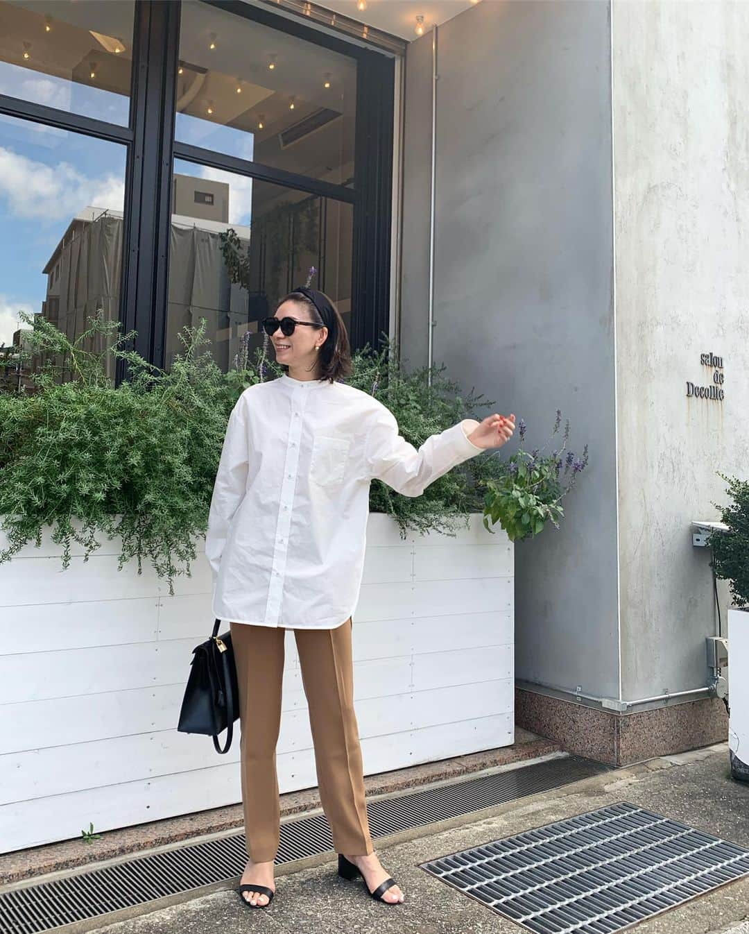 大日方久美子さんのインスタグラム写真 - (大日方久美子Instagram)「・ Today's Outfit ☆ ・ Shirt → @gypsohila.jpn  Bottoms → @story_bottom サンプル Shoes → #stevemadden  Bag → #hermes  Hiar Accessory → @decollte_accessory ・ ・ ・ @gypsohila.jpn のシャツを初おろし❤️ 生地にハリがあって立体的なフォルムが凄く美しくて 既に何人も人に褒められた❤️ ・ パンツは来年 @story_bottom から発売するコラボパンツのサンプル。今すぐ欲しいくらい😂 ・ そして今日は明日の梅田ハービスプラザ @brooksbrothers のイベントに控えて @decollte でメンテナンス！！ ・ 初めて @environ_jp のエステを受けたのですが、クレンジングの時点でくすみと毛穴の黒ずみがなくなって、びっっっっっくり‼︎ ・ 毎月のようにデコルテに来てるのに何でもっと早く教えてくれなかったのー‼︎って @decokyo に詰め寄った😂 ・ クレンジングだけなら¥3000で、更にイオン導入をしながらパックしてもらって、初回で¥9500だなんて、即効性からしたら、安すぎる💦 ・ やっぱりデコルテを東京に作って欲しいです‼︎‼︎‼︎ ・ ・ 明日14時〜17時 梅田ハービスプラザ @brooksbrothersjapan でお待ちしてます😊 皆さんぜひお気軽にいらしてください❤️ ・ ・ #kumicloset  #kumijob  #decollte  #デコルテ #エンビオン  #もちろんパワーツリーも人しか #凄すぎた」10月4日 20時54分 - kumi511976