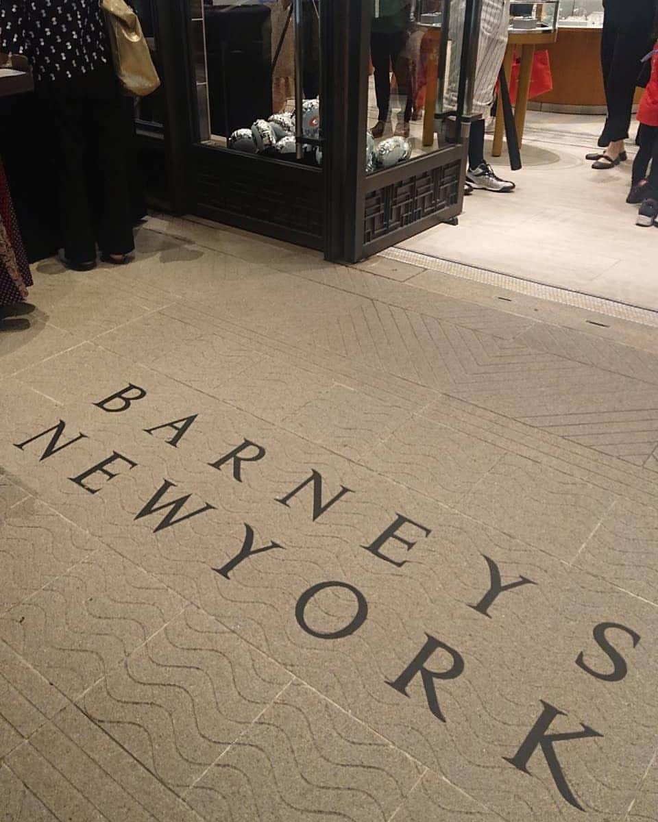 ニッチロー'さんのインスタグラム写真 - (ニッチロー'Instagram)「バーニーズ・ニューヨークのドアマンをニューヨークヤンキースのユニフォームでやりました🥎  10年前、こちらのドアマンとして働いていたので久しぶりにこの場所に立っている事が感慨深かったです。  バーニーズ・ニューヨーク銀座店15周年おめでとうございます🎉  #バーニーズニューヨーク #バーニーズニューヨーク銀座店  #ニューヨークヤンキース #ドアマン #ニッチロー’ #barneysnewyork  #ginza #newyorkyankees  #nicchiro」10月4日 20時58分 - nicchiro5.1