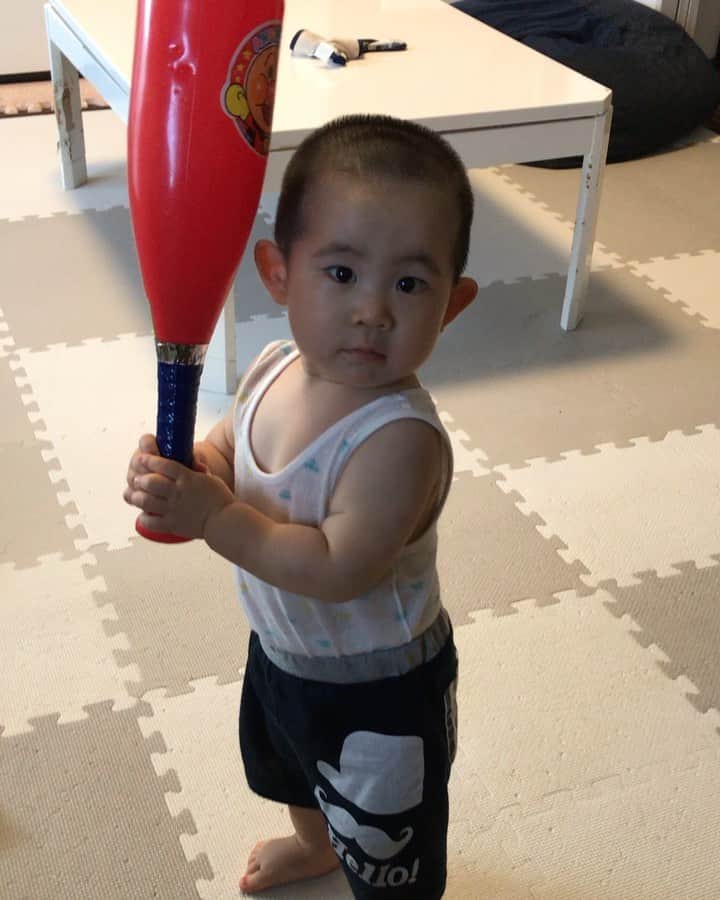 高橋みゆきのインスタグラム：「素振り⚾️💨朝から旦那が一生懸命教えてますわ🐒 #素振り #構え #もうすぐ1歳3ヶ月 #野球小僧 #2人なる」