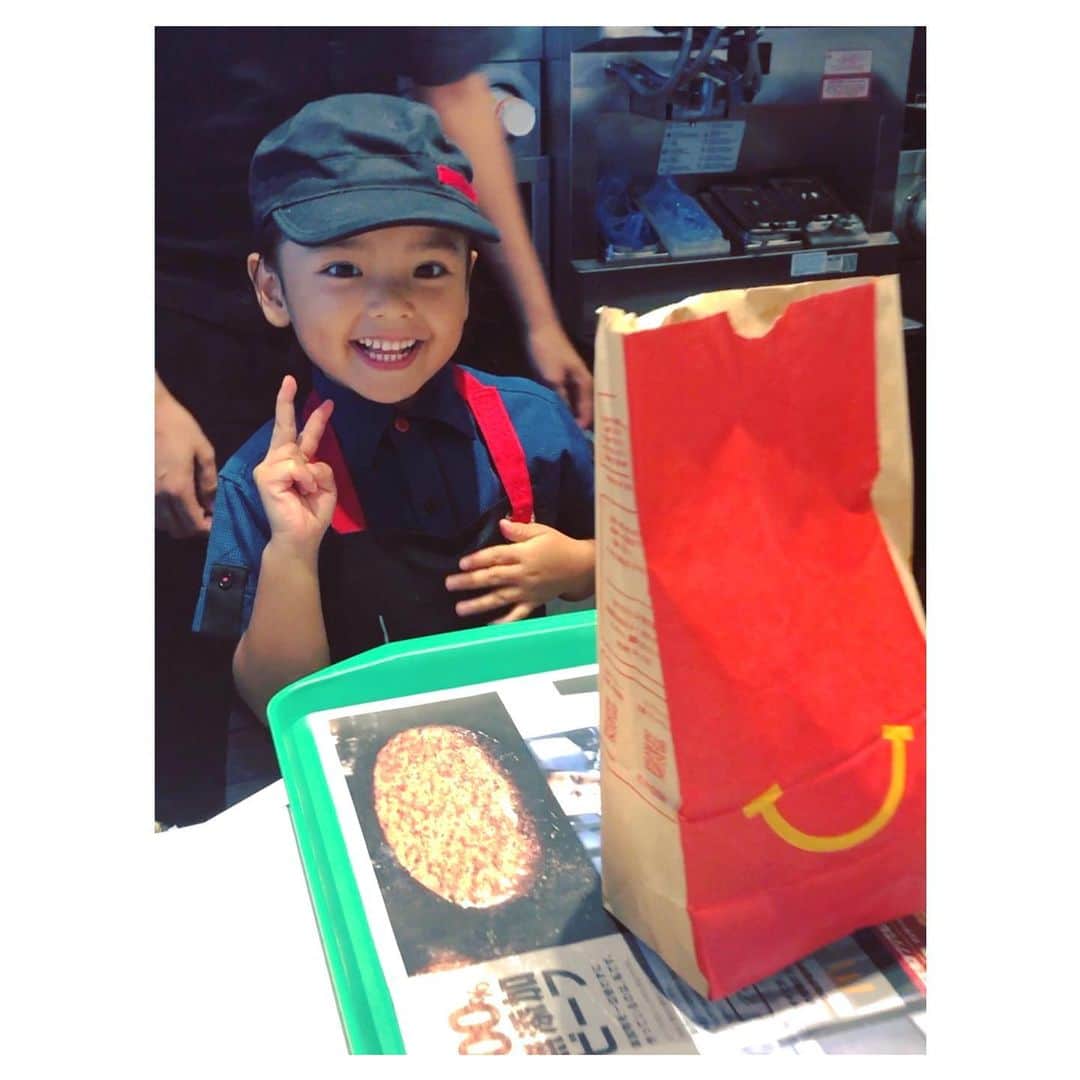 沖樹莉亜さんのインスタグラム写真 - (沖樹莉亜Instagram)「今日は幼稚園が終わってから 幼稚園のお友達と一緒に #マックアドベンチャー 🍟 に行ってきました😍 お店の方もとっても優しく親切で 本当にいい体験をさせてもらいました❤️ リタが選んで作ったバーガー🍔 一口貰ったら凄い美味しかった😍😍 これ普通にオーダーしたい🤤🤤 大好きな友達と一緒に楽しい経験ができて 本当に嬉しそうでした🥰🤩 #マクドナルド #マックアドベンチャー #マックアドベンチャー体験 #macdonalds #macdonalds🍟」10月4日 21時04分 - juliaokijulia
