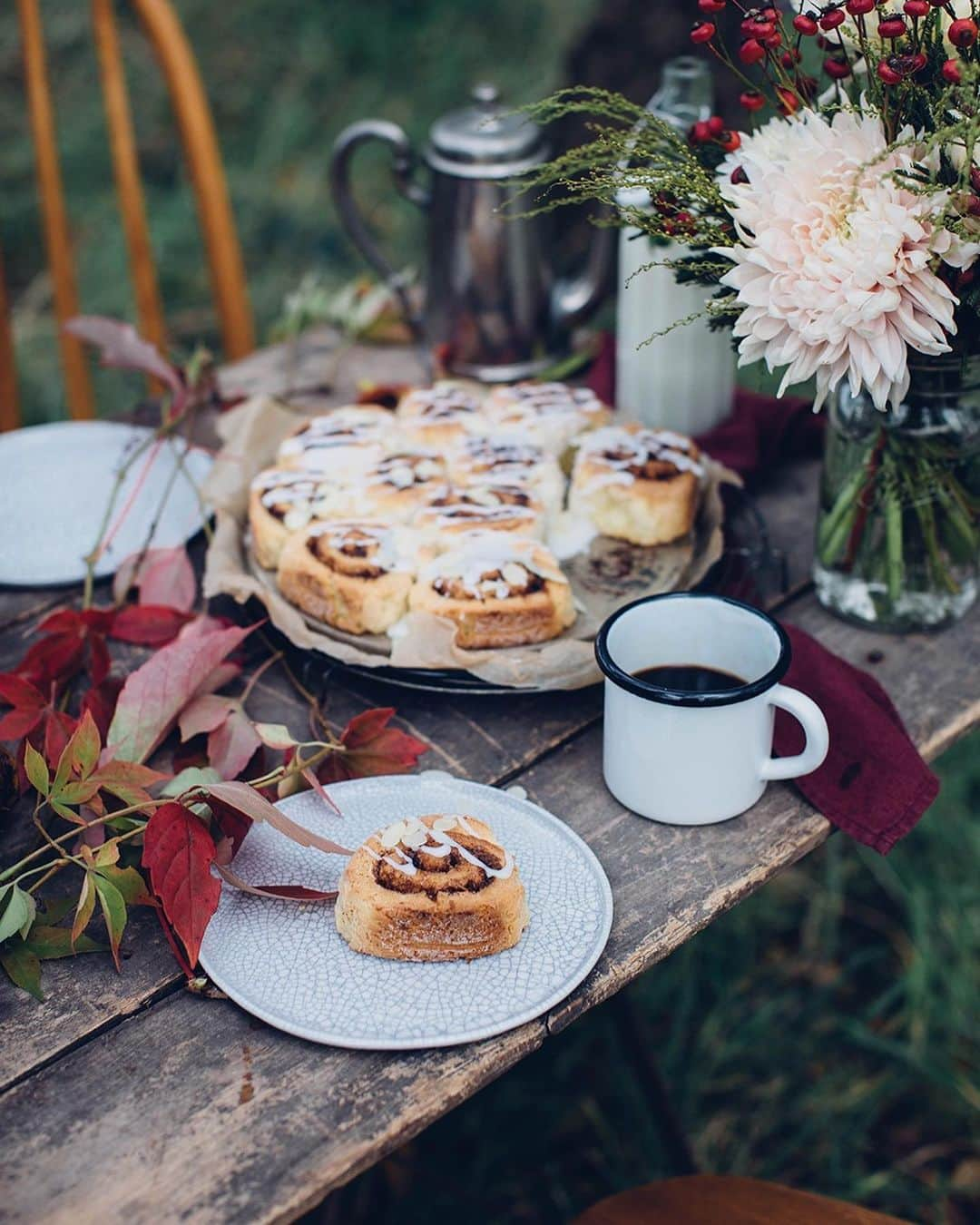 Our Food Storiesさんのインスタグラム写真 - (Our Food StoriesInstagram)「Favorite autumn treat - cinnamon rolls 😋🍁 Get the recipe for our favorite gluten-free cinnamon rolls on the blog, link is in profile. #ourfoodstories ____ #glutenfreefood #glutenfri #glutenfrei #germanfoodblogger #foodsytlist #foodphotographer #tabledecoration #tablesetting #tabledecor #outdoortable #momentslikethese #verilymoment #fellowmag #gatheringslikethese」10月4日 21時08分 - _foodstories_