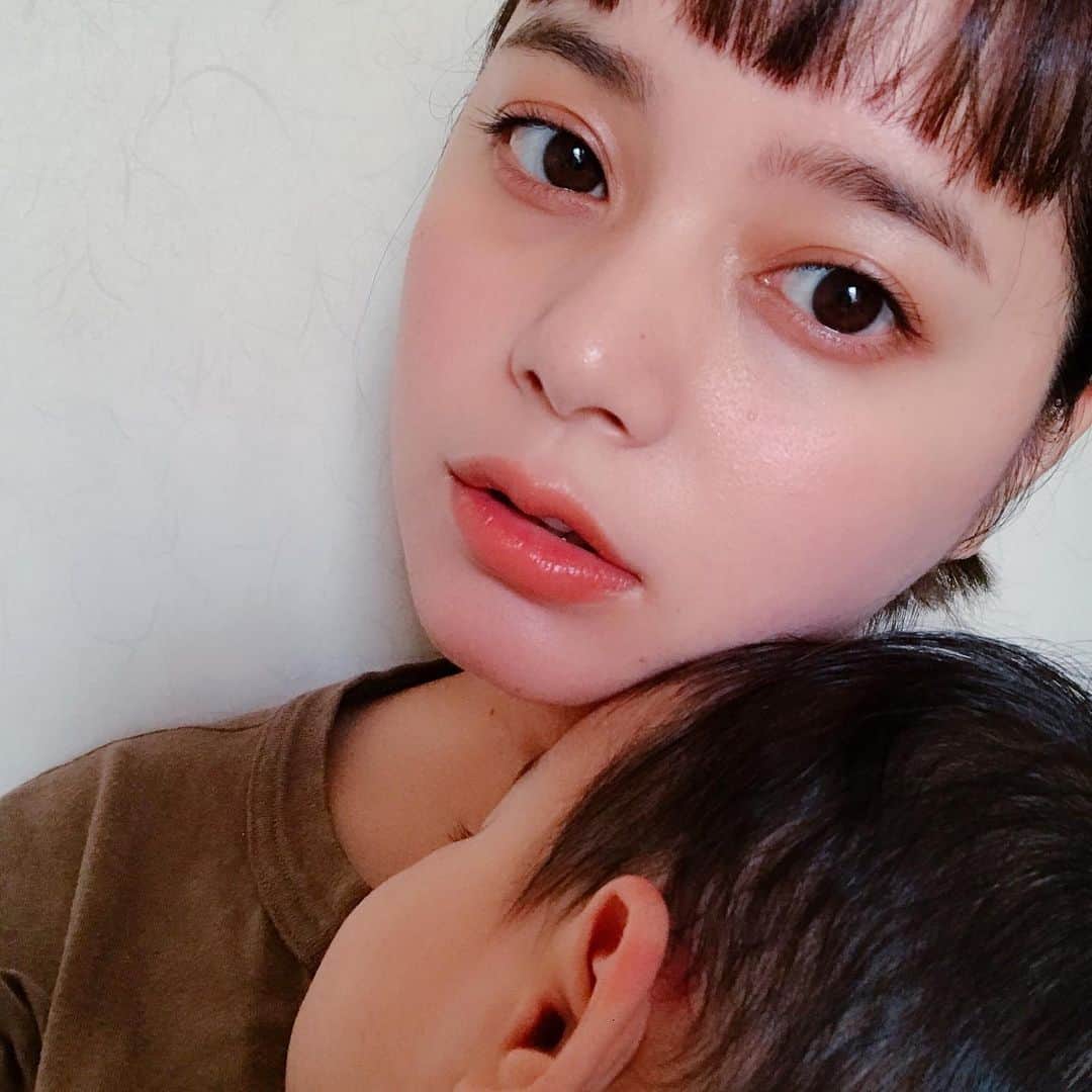岸本セシルのインスタグラム：「この間購入したlip💄  @shuuemura  のBG950💛🧡 良き色でお気に入り〜！ も一つ購入したのに行方不明に…😫 まだ一回しか使ってないのにー。 出てこーい😲  最近ちゃんとメイクするようになってきたから、たまに顔だけupしていこうかなー😆  全身はね…痩せてから。笑←まだ戻せてない人(戻るのか不安しかない)  娘は8ヶ月になりましたー！🐥 ハイハイしまくりでおいでと言ったら笑顔で全力ハイハイしてくれる😭超絶可愛いです。  掴まり立ちも覚えて、こてーーんと尻もちついたり、ごっつんしたりたくましく育っています💪  歯は4本しっかり生えてきて、笑う時に見える歯がとってもキューートです🐰💕 兎にも角にも可愛すぎます。  後追いは本当に激し過ぎて、家事は全くできませんが。笑  自分の食事も全然だめ！笑 今日の夕飯、パン🍞以上。。 あ！そうそう、離乳食が上手くいった方法を教えてほしいとDMをいくつかもらったのですが、とっても簡単です😳  目の前で自分も、食事をしながらあげるという方法です✨  今までは娘の離乳食から用意して、私は後回しだったのですが、全然集中してくれなくて遊び始めたり落ち着きが無くて😫💦1時間かかる事もありました😫  でもでも！目の前でママが美味しそうに食べてると食欲が湧くのか？！おっきなお口をあけて、食い気味に欲しがるようになったんです😍 ちょっと集中力が切れてきたら、「じゃあママが食べるばーん！モグモグモグモグ…🐷」と結構大袈裟にしてると、遊びをやめてこちらを見て「んあー」と求めてきます🤣💕 ほんと、嬉し過ぎるー！ いっぱい食べてくれてご飯の時間が楽しい時間になってくれるといいなぁ😌  離乳食で悩むママ達、試してみてねー！  #メイクと娘のはなし #フィルターあり #離乳食 #lipstick」