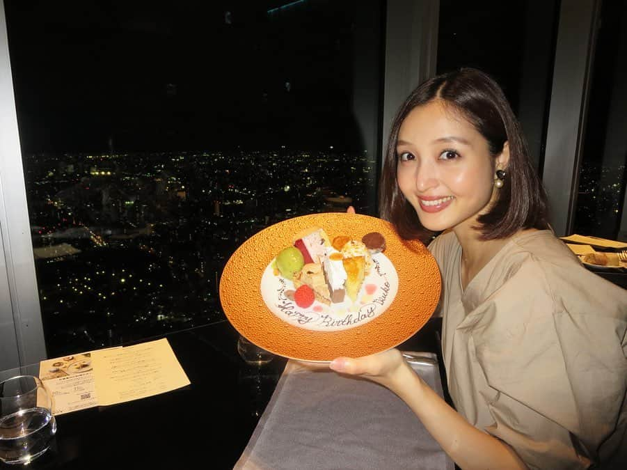 大浦育子さんのインスタグラム写真 - (大浦育子Instagram)「気付けば10月突入！！ 写真は先月のお誕生日ディナー✨ 個人的に大好きな夜景は 毎年ハズせない😂 1枚目と2枚目...やはり フラッシュなしの方が 景色綺麗にうつりますね❣️ . . #ディナー #夜景の見えるレストラン」10月4日 21時14分 - ikuko_oura