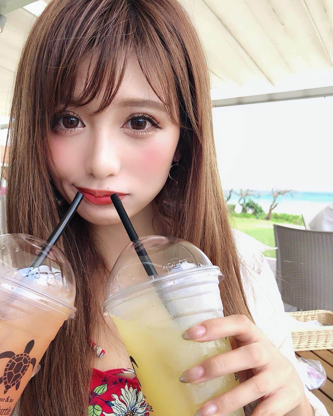 伊藤実祐さんのインスタグラム写真 - (伊藤実祐Instagram)「. . 宮古島旅で2回も利用したカフェ☕️ 伊良部にある @blueturtle_miyako 🐢💓🌊 . . 目の前が 渡口の浜 で最高のロケーションでランチして🍴 ビーチと繋がってるから食べた後にそのまま海へ💕💨 . . みゆはカレー食べたんやけど 野菜いっぱいで美味しかったし なによりスムージーがおいしかった🍌🥛♥️ . みゆのおすすめは黒糖バナナスムージー🐷w . . #沖縄 #宮古島 #伊良部島 #沖縄旅行 #宮古島旅行 #旅行 #女子旅 #タビジョ #沖縄グルメ #宮古島グルメ #海 #水着 #全日空 #ANA #メイク #カラコン #マツエク #Nexter #ネクスター #Nextercreatist #TOKYOcreatist #伊藤実祐 #いとうみゆ #みゆちゃい . . 来週はグアムだ。しかもまた弾丸\(◡̈)/🇬🇺🌺🍹🌴🐳 . . もぅ冬になって行くのに焦げていく一方👶🏾🔥 .」10月4日 21時14分 - miyu.61
