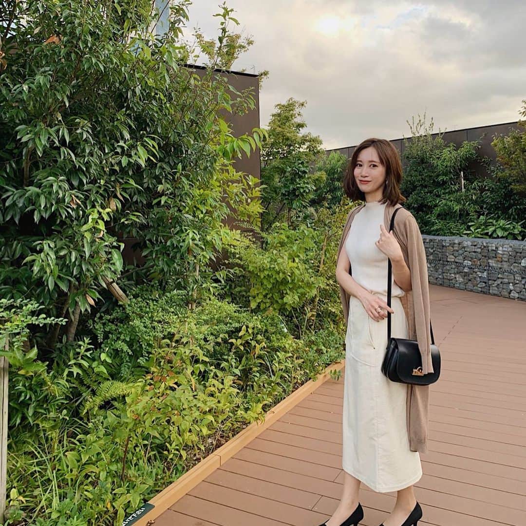 のインスタグラム：「まだまだ夏みたいに暑い毎日🦋﻿ ノースリーブニットにコーデュロイタイトスカート。カーディガンは日焼けと冷房対策☺︎﻿ スカートはパンプスにもカジュアルにスニーカー合わせも出来て早くも出番多め👟❤️﻿ 汚さないように大事に着てる🥺﻿ ﻿ tops.. @unitedarrows_official ﻿ skirt.. @babylone.official ﻿ cardigan.. @isntshe_official ﻿ ﻿ #Babylon #バビロン #unitedarrows #ユナイテッドアローズ #isntshe #イズントシー #fashion #cordinate #instafashion #ootd #outfit ﻿」