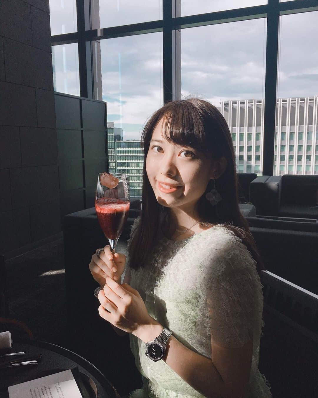 上野瑚子さんのインスタグラム写真 - (上野瑚子Instagram)「今までのアフタヌーンティーの中で、内装・雰囲気・味・見た目、諸々ナンバーワンかもしれない（´-`）.｡oO  帰りがけに春から働くオフィス歩いて母と見に行ってた()()今のうちに平日アフタヌーンティーしとかなきゃ ・ ・ ・ #アマン #ブラックアフタヌーンティー #アフタヌーンティー #ハロウィン #ハロウィンアフタヌーンティー #アマン東京 #aman #blackafternoontea #afternoontea #インスタ映え #スイーツ #おばけ #読モ #サロモ #被写体 #大学生 #女子大生 #amantokyo #genic_sweets #ビジョビジョ」10月4日 21時17分 - koko08_xx