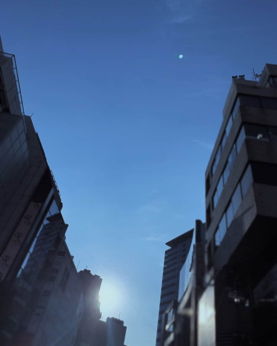 松田美里さんのインスタグラム写真 - (松田美里Instagram)「都会の空は青すぎて 孤独にもなるけど  #wasuta#スタンドアロンコンプレックス#空」10月4日 21時27分 - miri_matsuda