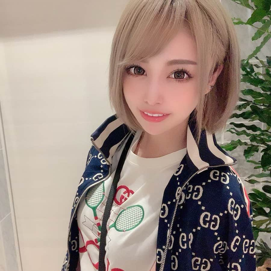 サキ吉さんのインスタグラム写真 - (サキ吉Instagram)「ガーデンクリニック新宿院( @shinjuku_garden_clinic )でハイフしてきたよ🥺❤️ 顔のたるみが嫌だから定期的に受けてる🙆‍♀️ ． ハイフは全然我慢できる痛みだし ピピッて当てるだけだからあっという間に終わるの✨ 大掛かりな手術とか無しでここまでシュッとリフトアップ効果があるのは凄いよね🥺❣️ ビフォーアフターも載せとくね👏 ． 加藤先生( @garden_kato )も優しくてイケメンだった😭✨ 効果とか詳しく説明しながら施術してくれたよ✨ スタッフさんも親切で安心なクリニックです💕 ． 施術直後も充分変わるけど、これからもっと効果が出て引き締まってくるから楽しみ🥺❤️ ． #ガーデンクリニック @garden_clinic_official #美容外科 #ハイフ #アンチエイジング #美容 #リフトアップ #小顔 #輪郭 #美肌」10月4日 21時28分 - sakikichi1201