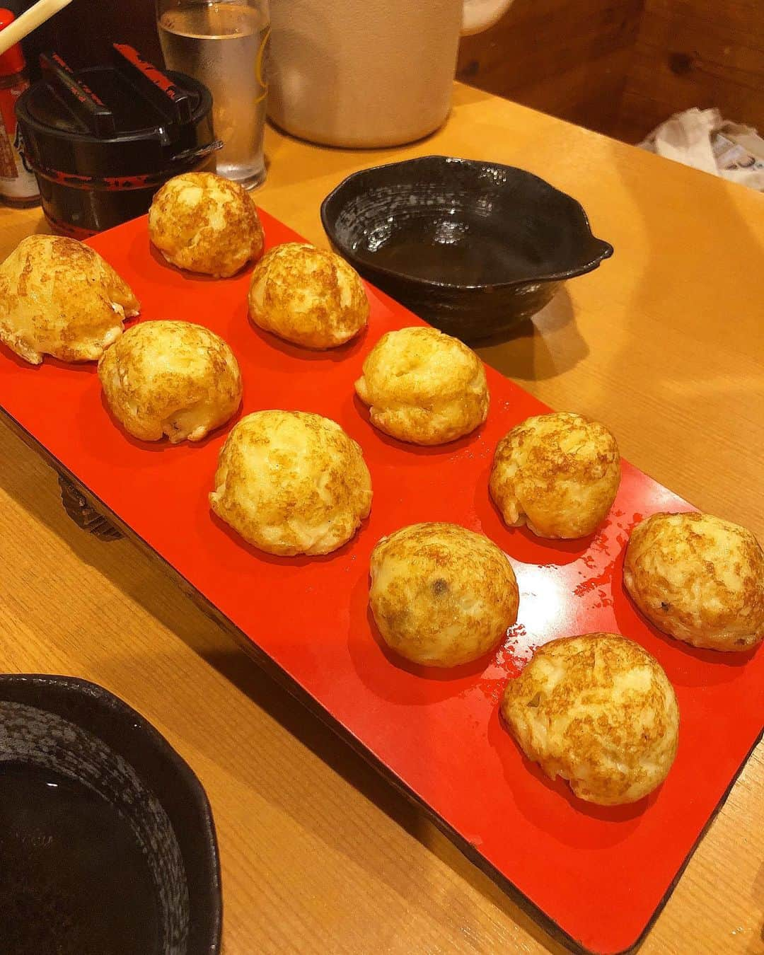 みきママさんのインスタグラム写真 - (みきママInstagram)「【明石で明石焼きです〜！】. . . . . . . 明石焼きめちゃうま〜！！だしがきいた玉子焼きをたっぷりだしにつけて食べたらとろふわ！感動の味です〜😭😭😭. . . . . . 滑り台みたな台にのって出てきました🤩🤩🤩 . . . . . . 家で再現したいな〜😋😋😋. . . . . . #明石焼き #明石 #ビール と合う#エンドレス #乱」10月4日 21時20分 - mikimama_official