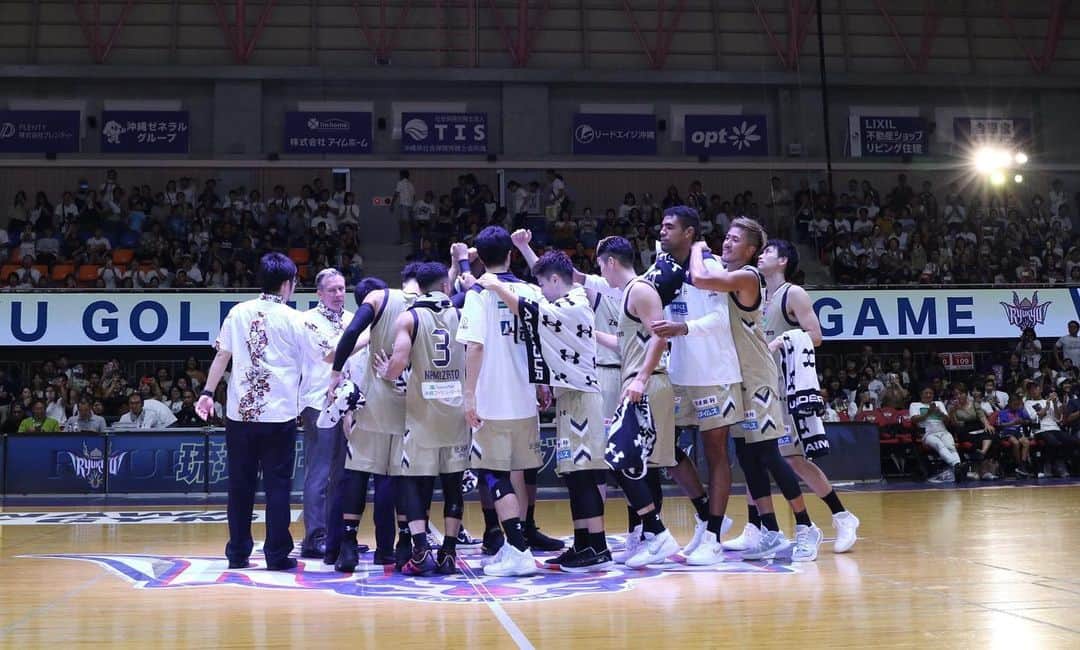 寒竹隼人のインスタグラム：「明日からシーズンが始まります⛹️‍♂️ どんな事があろうと決して下を向かず、誇りを持って戦います。 皆さん、会場でお会いしましょう😁 プロ11年目も力一杯駆け抜けます‼️ #琉球ゴールデンキングス  #ryukyugoldenkings」