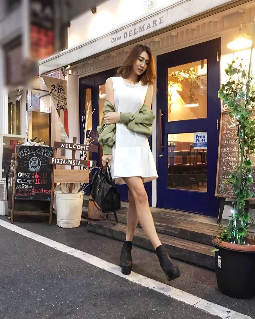 芹澤明日香さんのインスタグラム写真 - (芹澤明日香Instagram)「. . 昼間は暑いのに夜になると肌寒くなるね🌬 てか、店内とか冷房ききすぎて寒いし😵 ワンピースは @margot_japan 👗 オシャレしてたくさんお出かけしたい😌 . みなさん今日も一日お疲れ様でした✨ おやすみなさい⭐ #goodnight . . #シングルマザー #シンママ #シンママライフ #女の子ママ #アラフォー #アラフォーママ #ママでも綺麗でいたい #ママでもオシャレ #ママさんと繋がりたい #ママコーデ #ママファッション #172cm #172cmコーデ #高身長コーデ #高身長女子  #momlife #momfashion #fashion #ootd #outfit #패션 #아웃핏 #메이크업 #오오티디」10月4日 21時36分 - 1219asuka