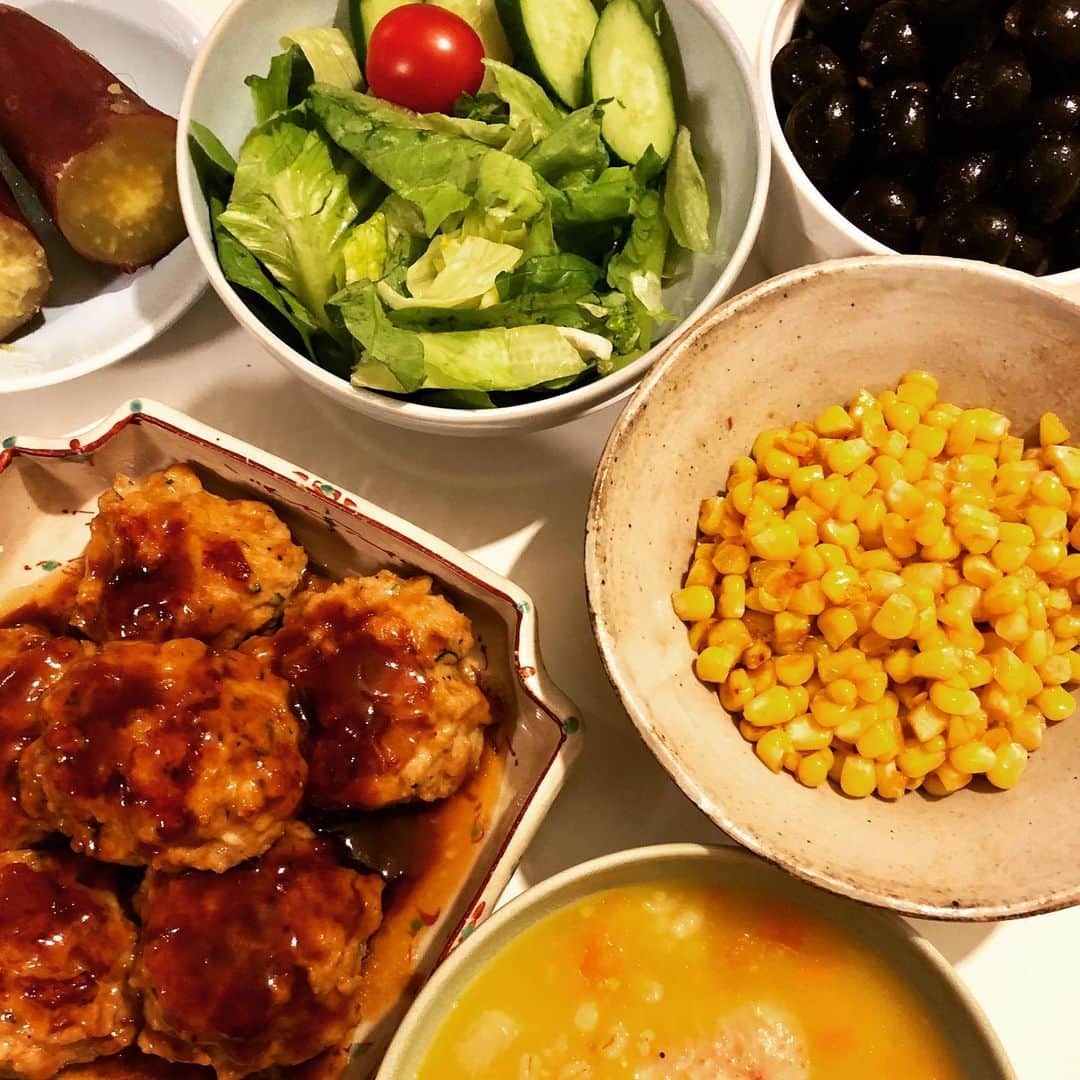 甘糟記子さんのインスタグラム写真 - (甘糟記子Instagram)「昨日の夕飯( ^ω^ )  お友達の家から戻り、急いで鶏と野菜と雑穀のスープ( ^ω^ )  あとは、運動会のお弁当の仕込みもあったので、鶏肉のつくね、トウモロコシのバター醤油、サラダ、レネのにんにくオリーブ、朝のサツマイモの残りです( ^ω^ )  運動会のお弁当は、子供達に何入れて欲しい？というと、結局いつも通りのおかずだよね（笑）  まあそりゃそうだ(๑˃̵ᴗ˂̵) 私もそういうのしかできないし（笑）  今日は早く寝るぞ〜(≧∀≦) #鶏がらスープ#スープ#野菜もりもり#家ご飯#甘糟ご飯#ご飯#夕飯#つくね#japanesefood #dinner#japanese」10月4日 21時33分 - norihey924