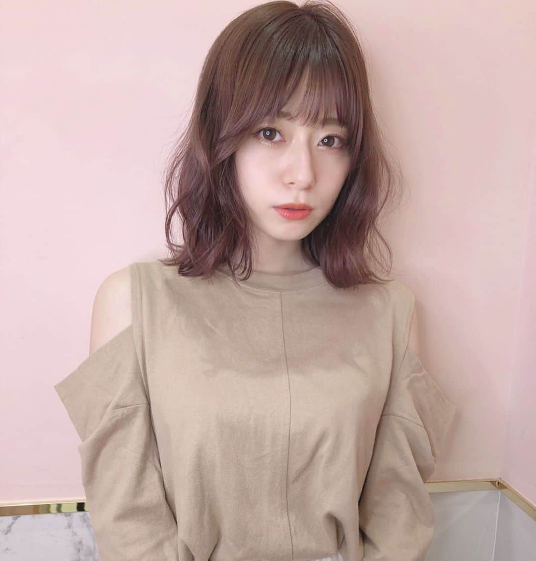 黒坂優香子さんのインスタグラム写真 - (黒坂優香子Instagram)「♡ ・ ・ new💇‍♀️💗 ・ カラーしたよ♡ マロンクリームベージュ♡ ・ ・ 前回よりも少し濃いめに入れてもらいました👼 ・ 自分でバツバツ切っちゃってた前髪も整えてもらった☺︎笑 ・ ・ 本当良い色♡ みほちゃんいつもありがとう♡ @miho__motoyama ・ SHIMA SIX GINZAは  GINZA SIXの向い側にあるよ！ ・ みんなもぜひみほちゃんの所へ♡ ・ ・ #shima #shimasixginza #hair #haircolor #くろさかみのけ」10月4日 21時40分 - yukakokurosaka0606