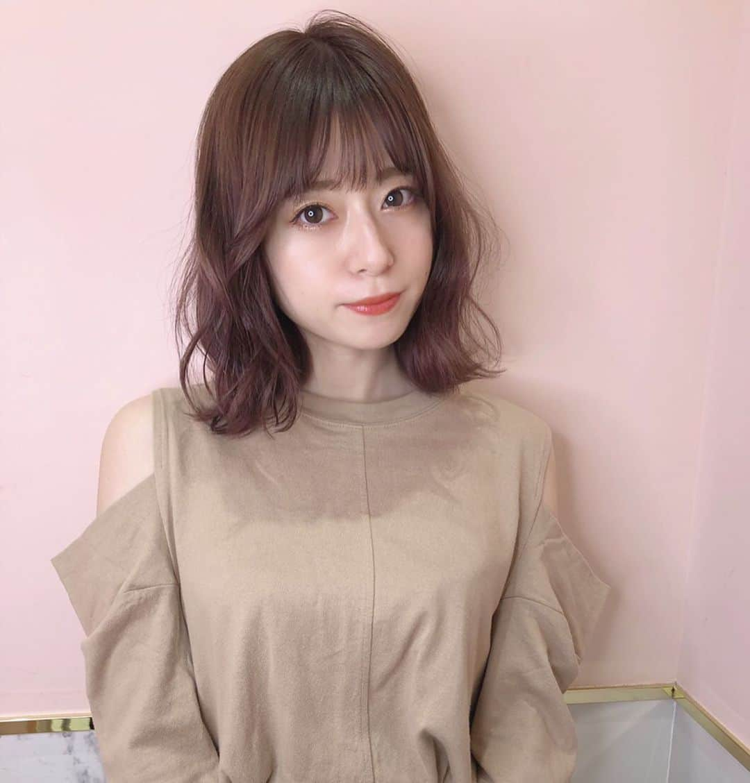 黒坂優香子さんのインスタグラム写真 - (黒坂優香子Instagram)「♡ ・ ・ new💇‍♀️💗 ・ カラーしたよ♡ マロンクリームベージュ♡ ・ ・ 前回よりも少し濃いめに入れてもらいました👼 ・ 自分でバツバツ切っちゃってた前髪も整えてもらった☺︎笑 ・ ・ 本当良い色♡ みほちゃんいつもありがとう♡ @miho__motoyama ・ SHIMA SIX GINZAは  GINZA SIXの向い側にあるよ！ ・ みんなもぜひみほちゃんの所へ♡ ・ ・ #shima #shimasixginza #hair #haircolor #くろさかみのけ」10月4日 21時40分 - yukakokurosaka0606