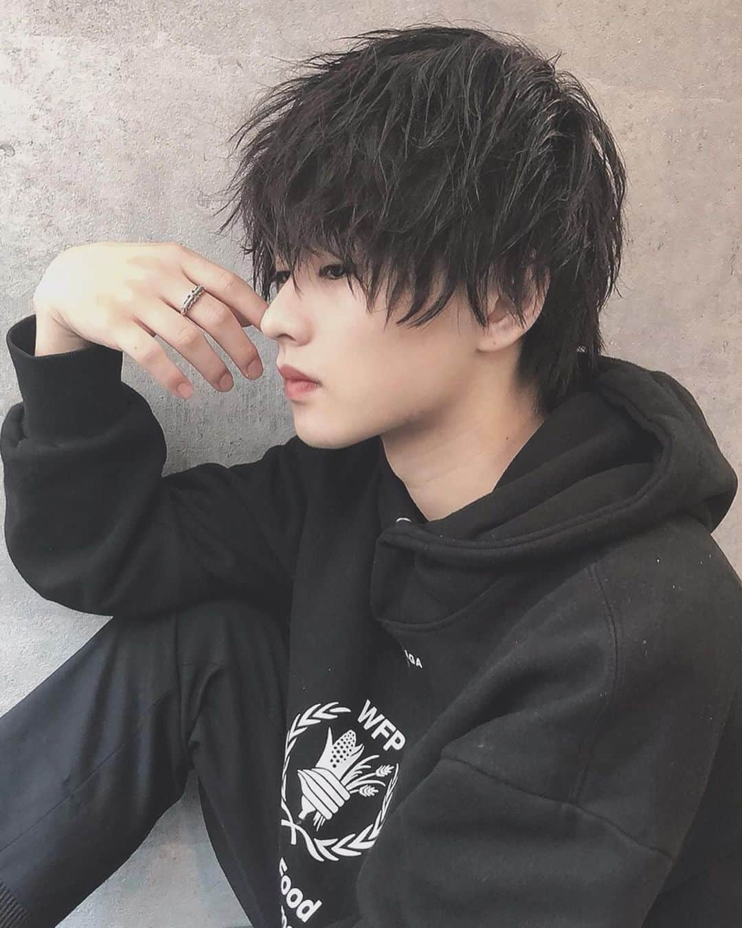 齋藤正太さんのインスタグラム写真 - (齋藤正太Instagram)「wet wolf  #ulzzang #ulzzangboy #ulzzangasia #美容師 #マッシュ#メンズヘア #メンズカット#韓国好きな人と繋がりたい #パーマ#スパイラルパーマ#bts #防弾少年団好きな人と繋がりたい #マッシュウルフ#メンズカラー#ツイストパーマ #韓国ファッション#おしゃれさんと繋がりたい #ウルフカット #メンズ髪型 #センターパート #셀카#韓国ヘア #패션#ネイビーカラー #グク#ツイストスパイラル」10月4日 21時43分 - signal8756