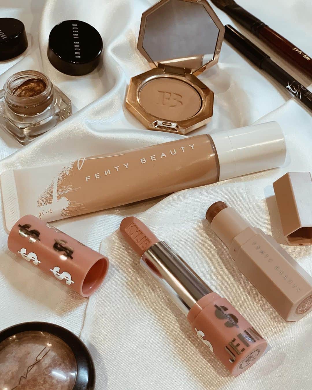 のインスタグラム：「My simple going out make up💄 妊娠＆産後しばらくは肌トラブルも沢山あったし、 メイクにまで気持ちがノラなかったけど、 息子が1歳を過ぎて、外に出かける時間も増えたら、 一気にメイク熱が浮上してます🔥💕 . . 新しい @fentybeauty のファンデ。 使い始めて1か月が経つのだけど、 思った以上にみずみずしさ+カバー力もあっていい感じ！ 何よりカラーバリエーションが抱負なのが本当にありがたい💯  1️⃣私のスタメンさん 💁🏼‍♀️ . 2️⃣ #fentybeauty の #HydratingLongwear と #shade  シェードはノーズシャドーにも使ってます👃🏽 頂き物の #白鳳堂 の名前入りブラシは一生物です💕 .  3️⃣パウダーさん達 @maccosmetics のハイライトは 少量で効果抜群なので何年も使ってます。 @fentybeauty のスティックをまぶたに馴染ませてから、#bobbibrown #maybeline を重ね付けして、 アイライナーを引いてぼかしてます。 @bobbibrownjapan のクリームシャドウは友達から頂いてとっても良くて実は2個目💕 @revlonjapan のクリームチークをポンポン薄く伸ばしてます。 . 4️⃣スタメンリップさん達💄 息子にリップが付かないように、 マットをつけることが多いです🤔 最近は @kyliecosmetics の リップペンシルだけで過ごす事も多いかも😝 . #SimpleMakeup #tapfordetails  #ママメイク #週末メイク #普段は眉毛のみ #眉毛が痒くならないペンシル探してます」