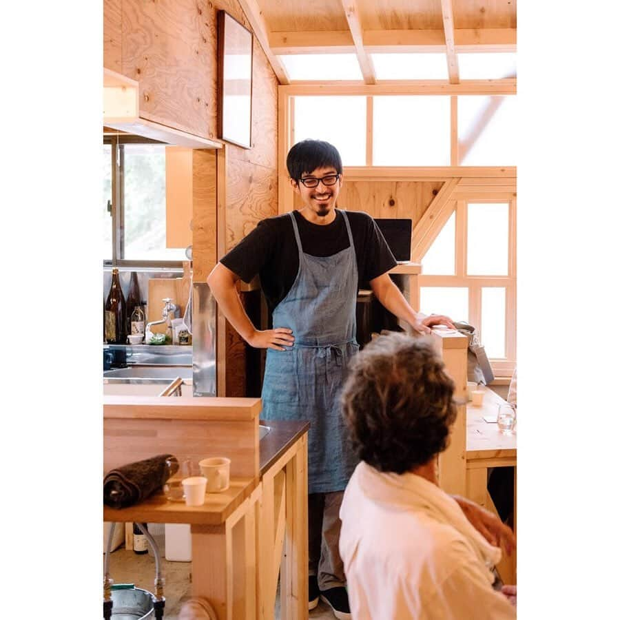 浜崎美保さんのインスタグラム写真 - (浜崎美保Instagram)「金曜日🍺今週もお疲れさまでしたー😆🍻10月は日本全国いろんな場所に出没します😋明日・明後日は#ヘス だよー🌋✨ ・ ・ そして27日(日)は有楽町で行われる「わかやま移住ジャム」にゲスト出演します😉 ・ ・ イベントでは先月一泊二日で訪れた和歌山取材旅でのお話を😊🌿 ・ ・ 今日はラストの2日目午後の部を振り返りたいと思います😊 ・ ・ 【和歌山2日目・午後】 移住者の多い和歌山県那智勝浦町の山里、色川🌿 ・ ⚫︎有機の里として有名な色川 山村にいきづく人々が築き上げた山村文化の象徴「棚田」。小坂の棚田は休耕田となってから30数年の時を経て復元。ここには、古き良き日本の風景が広がります。美しい景色と大自然との触れ合い。 ・ 田舎で暮らすには鹿と向き合うシカない！ということで冬には「暮らし方、生き方を考える」狩猟体験ツアー冬ジビエ編もあるそうです🦌 ・ ・ ⚫︎旧農協色川支所へ こちらでは、色川の地域づくりの立役者原和男さんとお話をすることができました。原さんは"畑を耕して暮らしたい"という思いで40年前に移住。携帯もネットもない、様々な情報も簡単には得られない時代に移住されたことを考えると、想像をこえるご苦労が多々あったことと思います。この地域の伝統や文化を守り、先人の思いを尊重され、色川を大切に思う気持ちが非常に強く伝わってきました。「移住者には移住者にしかできないことがある、逆も然り。」という言葉が印象的。 ・ ・ ⚫︎色川小中学校 小学生、中学生がともに通う学び舎。 2年前、中山間地域では珍しい小中学校の建て替えが敢行されました。地域に暮らす人々にとっては長年愛され続けた思い出の校舎との別れもありましたが、色川の地域力を示す一つのシンボルでもあります。新しい校舎と過ごせるかわいい生徒ちゃん達が増えたらいいなぁ。みんなが家族のような学校。 ・ ・ ⚫︎色川よろず屋＆らくだ舎喫茶室 山里に２つしか残っていない地域商店の一つ「色川よろず屋」と、そこに併設されたすてきなたまり場「らくだ舎」へ。移住者の千葉さんご夫妻が喫茶室営業や地域活動、編集・ライティングなど山里での暮らしを送りながら、人と人、人とモノ、人と町を繋げています。 ・ ・ 地元の常連さんが次々と訪れてカウンターでお茶を飲む。ここは色川の過去・現在・未来が見える場所。 ・ ・ その中のお一人にとても雰囲気のある方が。共同でお茶を栽培したりこだわりのお野菜を育てているそう。この方も移住者の外山さん。「何をもって幸せと感じるかだよね。」と顔をくしゃっとして笑う姿に、色川での生活が幸福感に満たされていることを知ります。「ここはたくさんのモノに満たされているわけではないから、ものを大切に使うよね。」「障子が破れていたって気にならないよ。子どもたちが元気な証拠。」「そこそこ頑張って、そこそこ楽しむのがいいよ。」 ・ ・ ・ 放たれる言葉の一つ一つにはっとさせられます。 ・ ・ ・ ・ ・ 時に秘境と称されることもある色川は、知る人ぞ知る幸せなまちなのかもしれません。 ・ ・ ・ ・ ・ 数回に渡りお届けしてきた和歌山取材旅。和歌山の暮らしに興味を持った方もいらっしゃると思います。 移住のもっと手前に、まずはその地域を"知る"ということがなにより大切です。それが"旅"であってもいいと思うのです。 ・ ・ ・ ・ ・ 旅をして、知れば知るほど好きになる。 ・ ・ ・ ・ ・ 私が再度紀南を訪れるとき、きっとみんな「おかえり〜」と迎えてくれるんだろうなぁ。 それくらいあたたかい場所。愛しい町です。 ・ ・ ・ ・ ・ Photo by @maruyama__yoshiki  #和歌山 #わかやま和み暮らし #なんて素敵な和歌山なんでしょう #TURNS #tokyofm #スカロケ  #スカロケ的和歌山旅 #スカロケ移住推進部 ・ #旅 #wakayama #trip #travel #移住 #紀南 #勝浦 #色川」10月4日 21時51分 - mihohamasaki_japan