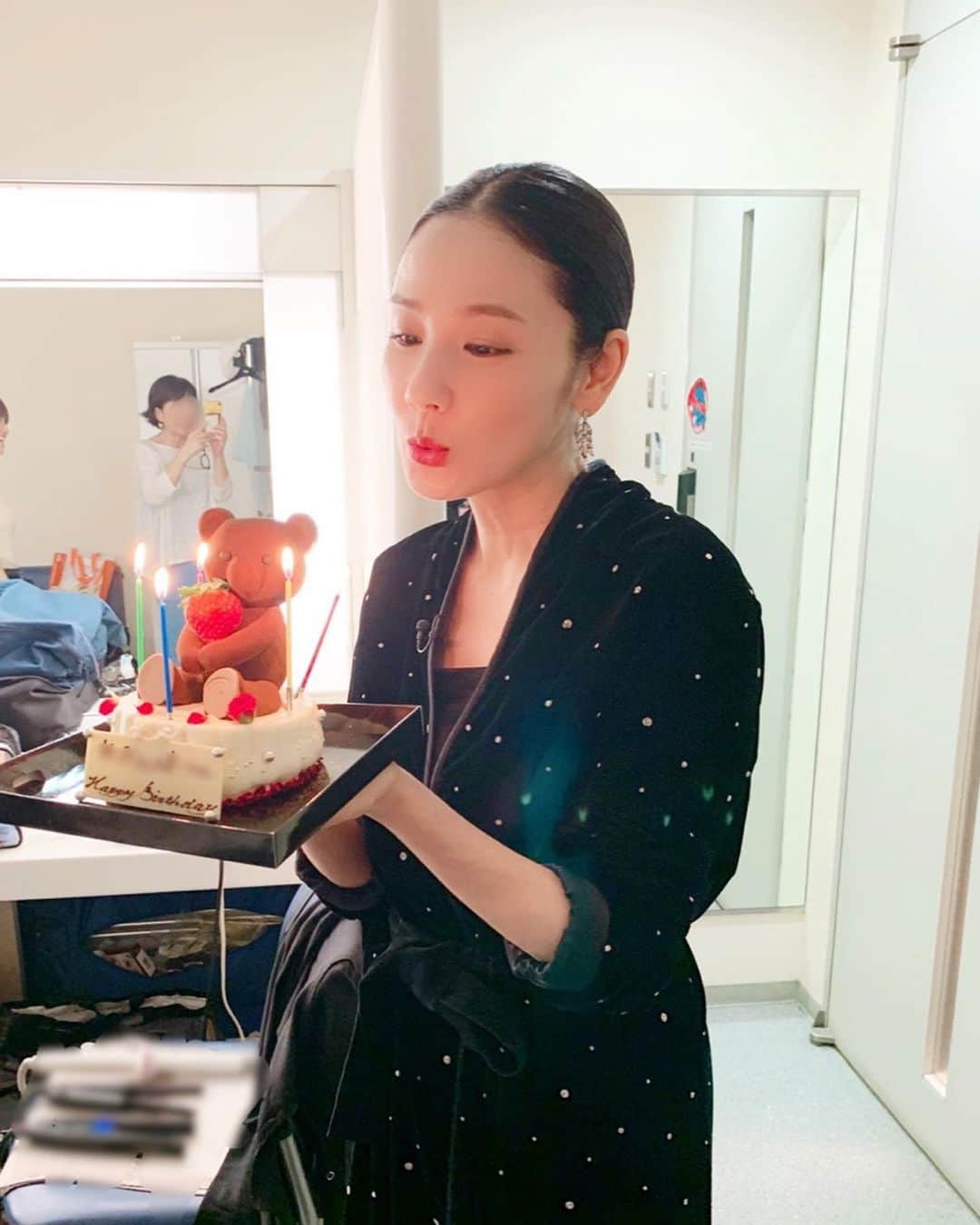 吉田羊さんのインスタグラム写真 - (吉田羊Instagram)「お誕生日おめでとう私。  って、いや違う違う。  大好きな、 愛と癒しのスタイリストチームの お誕生日祝いをしたらば、  よーさん ケーキ持ってくださいと言われ  ぱしゃぱしゃ写真を撮られるうちに ろうそくフーッなんてしてしまい  結果  私のお誕生日みたいになりました笑  ほんとの主役は、 鏡に映って私を笑顔で撮ってる人。  改めて おめでとうございました。  因みにこれは 昨日のオールスターの楽屋にて。 遅ればせながら、 ご視聴ありがとうございました。 「まだ結婚できない男」、 初回は10/8火曜21時です。  よろしくどーぞー。  衣装は @forte_forte。 ステキなお衣装ありがとうございました☻  #1か月ぶりの更新 #生きてましたよと #最近のツボは稲森さん #あの方ほんとに面白い」10月4日 21時52分 - yoshidayoh_official