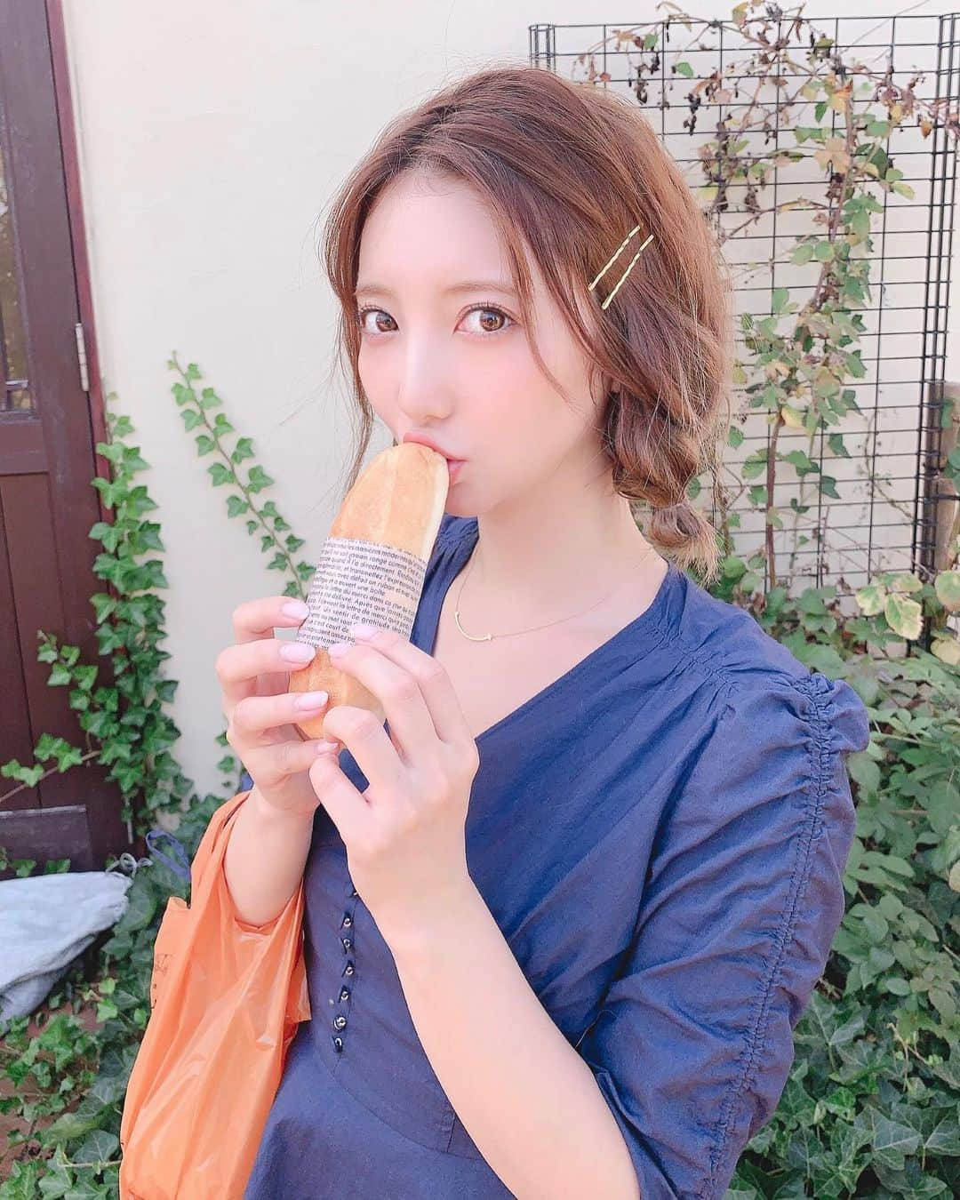 堀みづきさんのインスタグラム写真 - (堀みづきInstagram)「パクっ🥖💋 @mina_hairmake」10月4日 21時54分 - mizuki_027