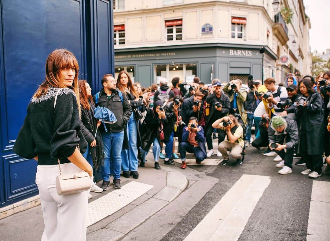カロリーヌ・ド・メグレのインスタグラム：「Later fashion week! And hurray to all the photographers outside under the rain or the snow..✌️ Photo @shootingthestyle」