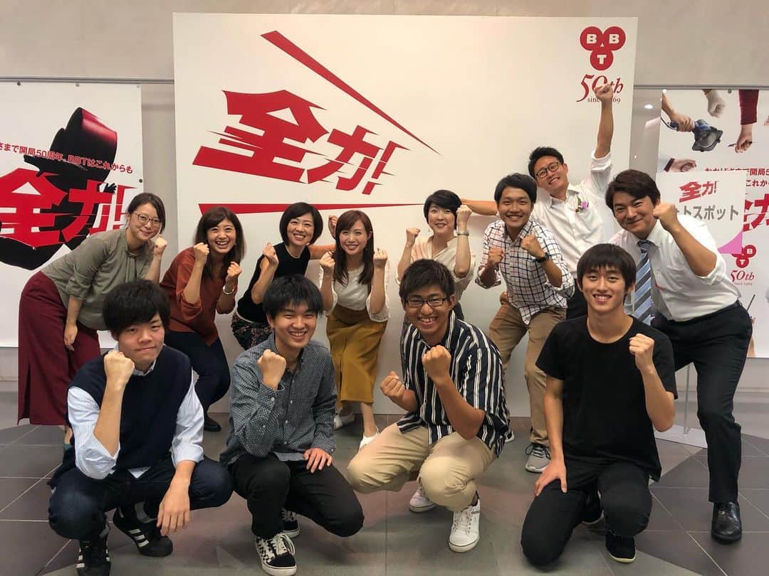 南條早紀のインスタグラム：「あしたは！ありがとう祭り❤️ . 10月5日(土)10:00〜16:00 富山市新根塚町の富山テレビ本社にて！ . アナウンサー全員でアカペラ披露します！ 全力！フォトブースにて最後の練習のあと 気合入れて写真撮影😊 （岡部アナは取材中💦） . 日頃の感謝を込めて、 楽しい1日をお届けできるように頑張ります⭐️ . ゲストは#ガンバレルーヤ　さん #横山ルリカ　さん💓 . 南條は基本ステージで 生放送のMCをしております！ 社内ちょろちょろしていたり 余裕がありそうなときは お話しできるのでぜひお声かけくださいね☺️ . それではあした、お待ちしてます！💓 . . #富山テレビ　#富山　#富山県 #イベント　#アナウンサー #フジテレビ　の　#アトラクション #グルメ　#ビンゴ大会 #たくさんあるよ　 #お待ちしてます　#❤️」