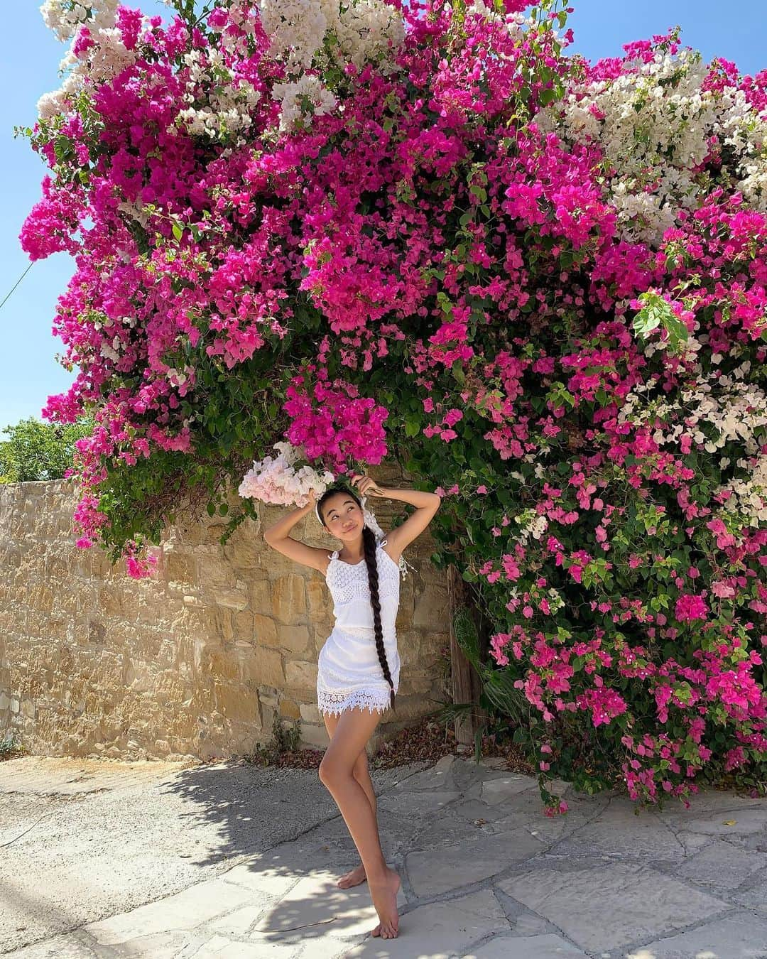 Laraさんのインスタグラム写真 - (LaraInstagram)「. The bougainvilleas in Cyprus are so pretty. This one is super purple, 3 meters tall and 6 meters wide (at least). . . キプロス島🇨🇾 地中海に浮かぶ オリーブと ブーゲンビリアの島🌿 #Cyprus  #larasummerholiday」10月4日 22時15分 - fa_la_lara