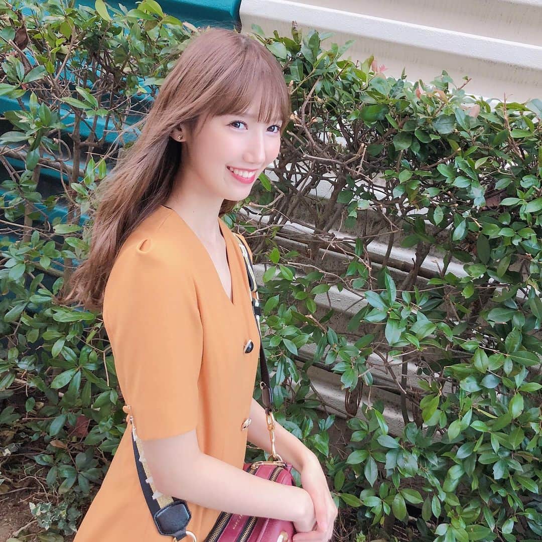 のインスタグラム：「風に髪がなびいて シャンプーのCM風の写真撮れた😂💕 . @lily_brown_official の このワンピースすごく可愛い😍 . #ootd #lilybrown #私服 #コーデ #fashion #ワンピース #秋服」