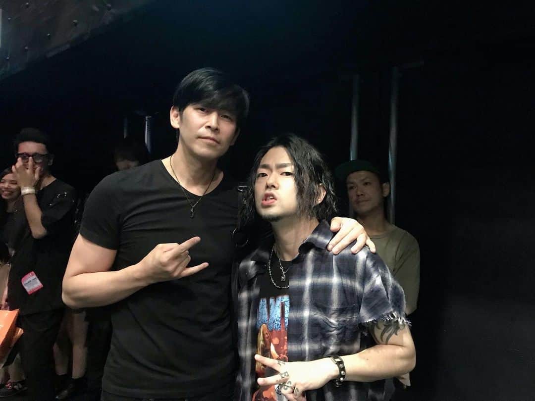 宮上元克のインスタグラム：「‪coldrain@ZeppDiverCity‬ ‪Katsumaのグルーヴどっしりしてて気持ち良かった💯🤟‬ ‪そして俺も18インチのフロアを増やそうと決意‬ #coldrain #katsuma」