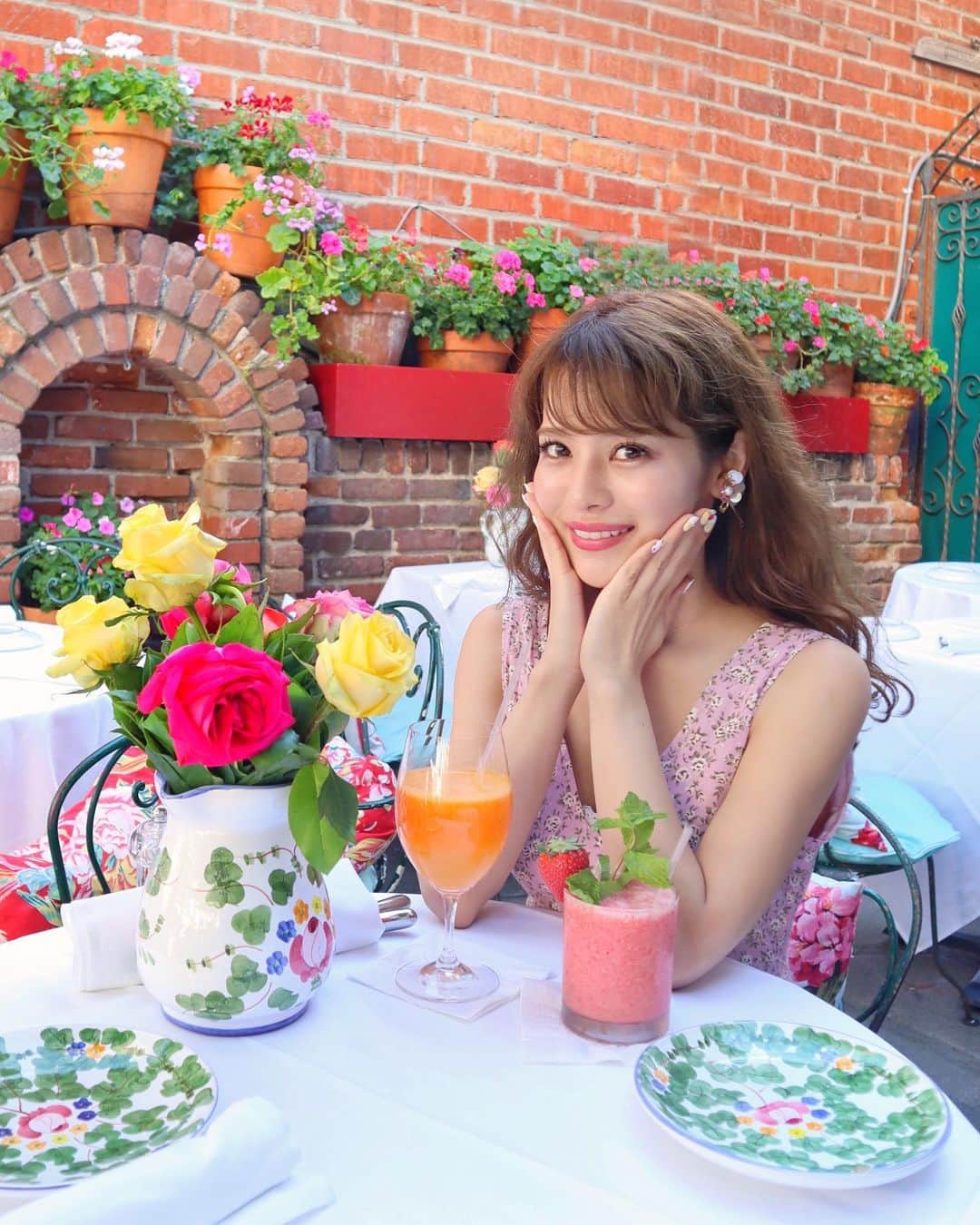 小沼瑞季さんのインスタグラム写真 - (小沼瑞季Instagram)「💐💓💐💓﻿ ﻿ ﻿ めっちゃカラフルな薔薇でいっぱいな﻿ 可愛いカフェきたよ〜〜🌹💐💕✨﻿ ﻿ LAのビバリーヒルズにある﻿ The Ivy Restaurant🍽💕﻿ テラス席がすっごく可愛いの〜😍﻿ ﻿ お食事のボリューム満点💯﻿ お値段もお高め...💸﻿ フードもしっかり頼まないとだめみたいなので﻿ お腹すかせて行くのがおすすめ♥️﻿ . . 【The Ivy】 113 N Robertson Blvd, Los Angeles, CA 90048 ﻿ ﻿ #theivyrestaurant #LAcafe#uscafe#dotscafe#Californiacafe#LA旅行#LAカフェ#ロサンゼルスカフェ#ロサンゼルス#アメリカ#みいきのカフェめぐり☕️🍰#みいきとらべる✈️」10月4日 22時26分 - mizukikonuma