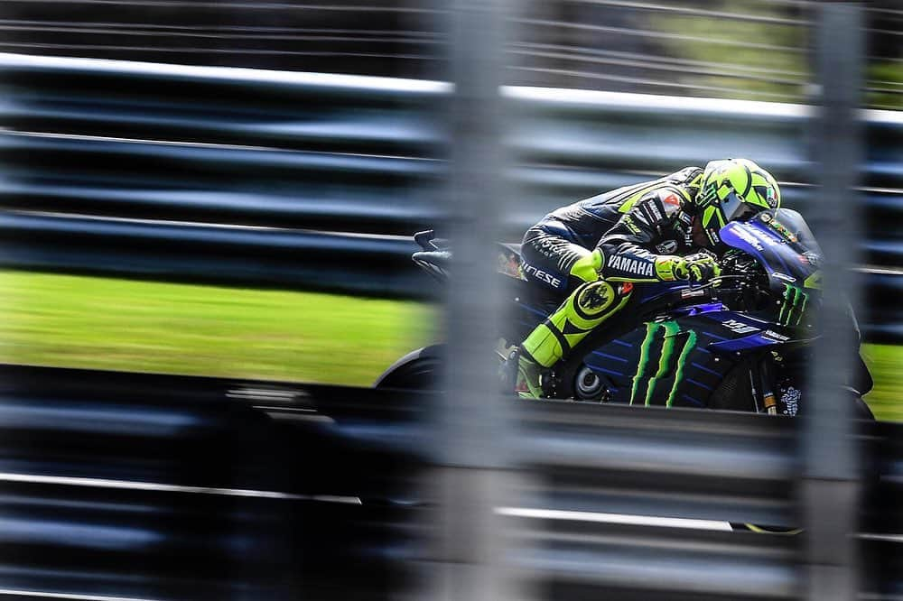 バレンティーノ・ロッシさんのインスタグラム写真 - (バレンティーノ・ロッシInstagram)「Buriram circuit,Thailand Friday,free practice 📸 @falex79 @gigisoldano @jesusrobledo」10月4日 22時30分 - valeyellow46