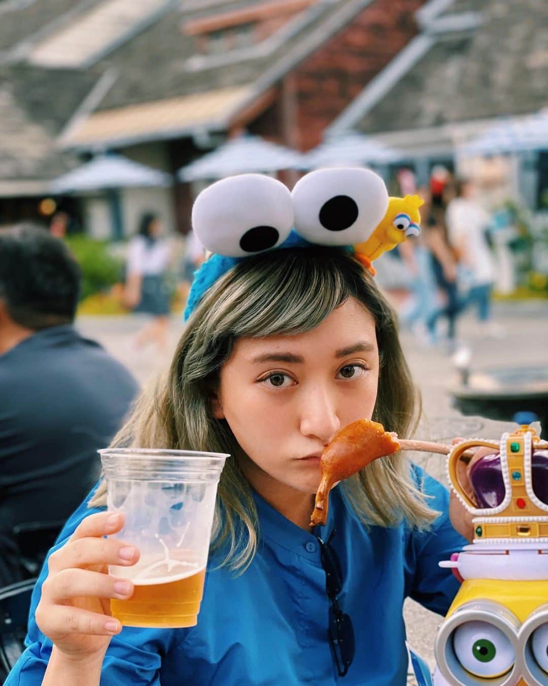 Saki のインスタグラム：「ビール🍺にウィンナー🍗 いっちゃんウマイ😉💯 そんなことより、帰り際に会えた クッキーモンスターに一目散にジョアンがハグしに行ってやばかった😭😍 可愛い可愛い💙🍪 (ちゃんと動画で押さえてほしかったわぁ…なにこのズレズレの3秒動画🤣) エルモは会えなかったけど… 良い思い出🎪  #ELMO#cookieMonster#sesamestreet #セサミストリート #ユニバーサルスタジオ　#ユニバハロウィン　#ユニバ　#halloween #universalstudiosjapan #エルモ　#クッキーモンスター　#2歳 #2歳5ヶ月 #生後29ヶ月  #ベビー  #谷口じょあん #恕空 #親バカ #男の子  #息子  #ママリ #ベビフル #コドモノ #キッズモデル  #kids  #babyphoto」