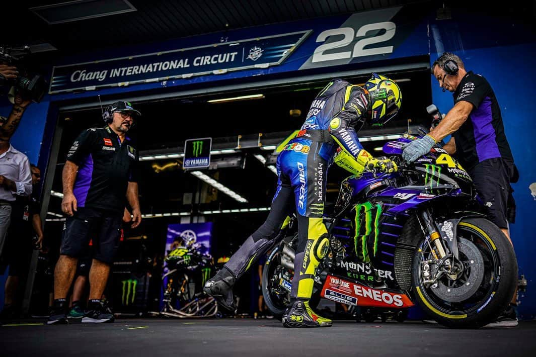 バレンティーノ・ロッシさんのインスタグラム写真 - (バレンティーノ・ロッシInstagram)「Buriram circuit,Thailand Friday,free practice 📸 @falex79 @gigisoldano @jesusrobledo」10月4日 22時33分 - valeyellow46