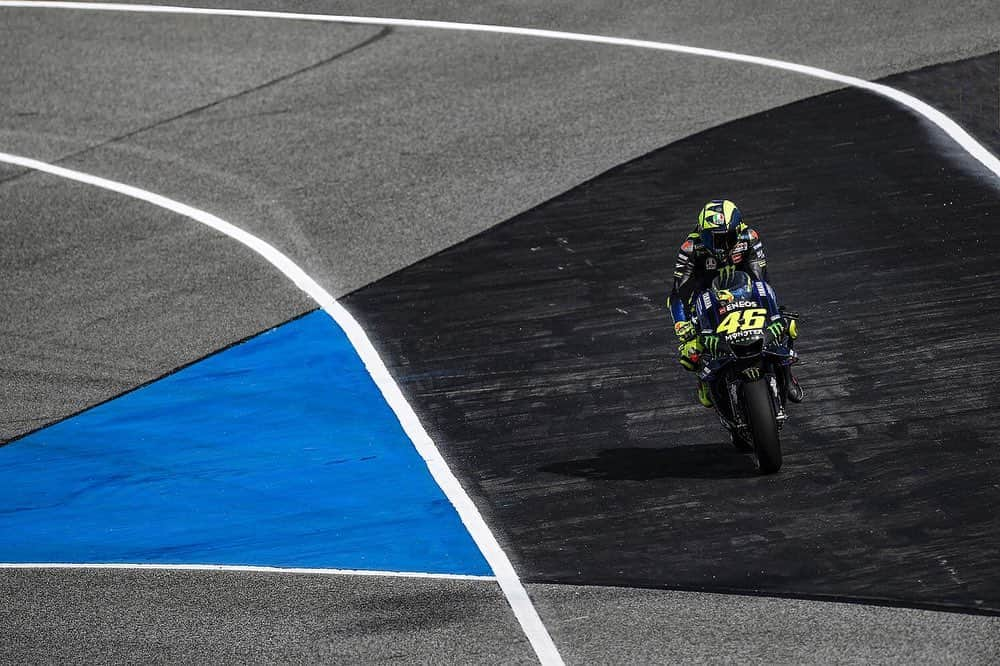 バレンティーノ・ロッシさんのインスタグラム写真 - (バレンティーノ・ロッシInstagram)「Buriram circuit,Thailand Friday,free practice 📸 @falex79 @gigisoldano @jesusrobledo」10月4日 22時33分 - valeyellow46