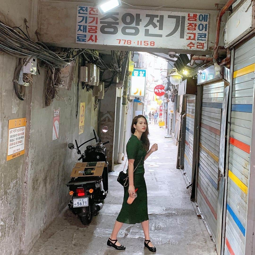 真間玲奈さんのインスタグラム写真 - (真間玲奈Instagram)「路地裏ってなんか魅力的 #韓国#帰ってきたよ#seoul#korea#한국#서울#명동#여행#한곡여행#여행스타그램#韓国旅行」10月4日 22時35分 - remachan