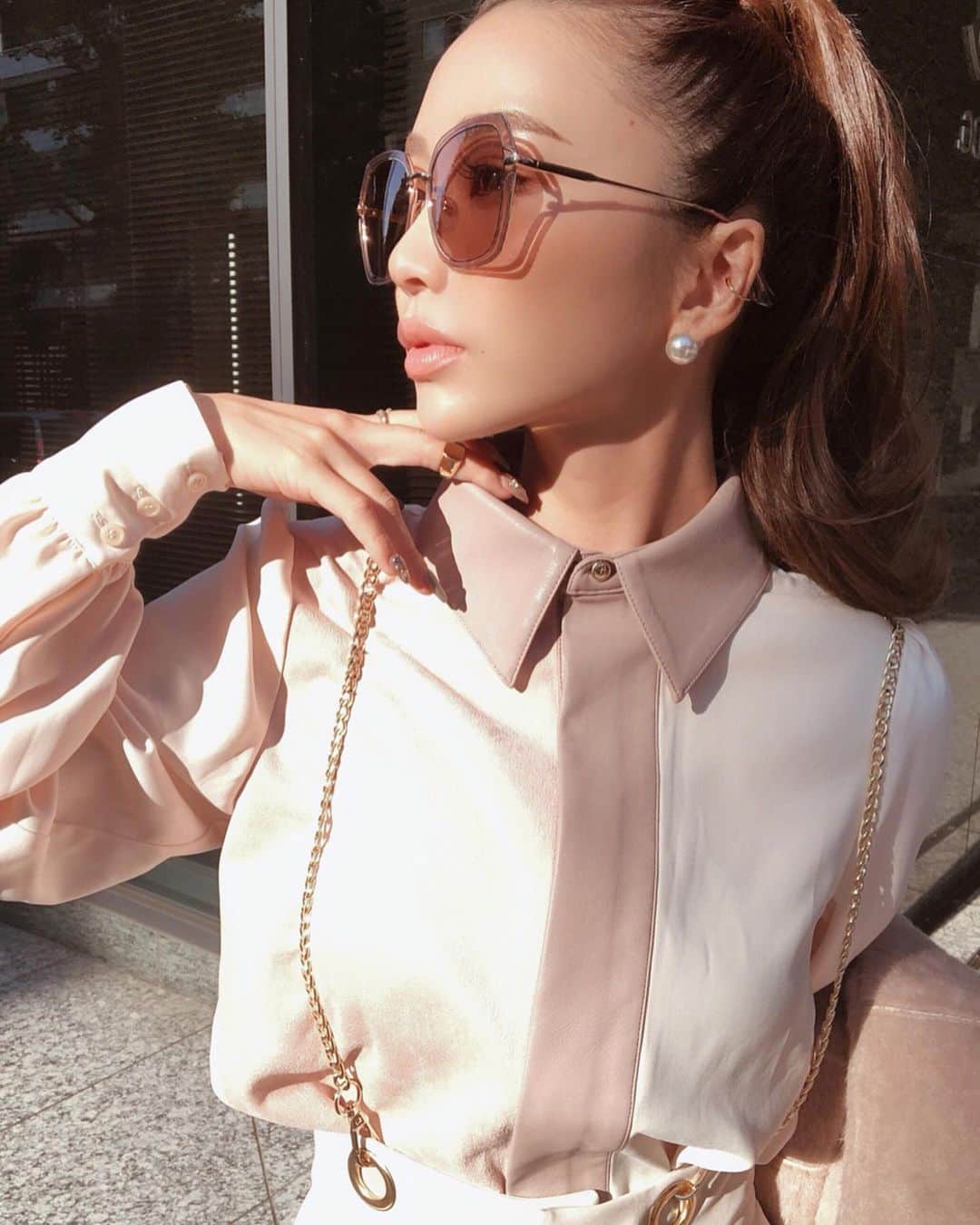 のインスタグラム：「コートの中は淡いピンクにアイボリー合わせのワントーンコーデ💓 ビンテージサテンにレザーの異素材使いがおしゃれなブラウスに今日発売で大人気のチェーンワイドパンツ⛓ 今日も沢山のオーダーありがとうございます🥺💓💓 ブラウスはこれから発売なんやけど本当にどのカラバリもおしゃれでオススメ🥺☝️ 早朝から撮影だったし今日はぐっすり寝られそうやぁぁ🍷🥴 #eimy #eimyistoire」