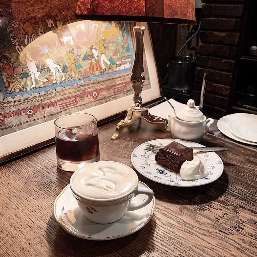 みちかさんのインスタグラム写真 - (みちかInstagram)「表参道のお洒落カフェ☕️店長さんも店員さんも感じよくて心地よくコーヒーとデザートを楽しめる場所😊♥️ @chuunim が2個目の動画のやつ頼みたかったらしくて、店員さんに聞けば？って言ったのに、なぜか聞かずに頼んだら案の定ただのアイスコーヒー出てきて笑ったwww _ _ _ #東京カフェ #表参道 #表参道カフェ #カフェ巡り #カフェ活 #tokyocafe #도쿄카페 #카페스타그램 #カフェスタグラム #michikafoodjp #カフェさんぽ #cafe #いいね返し #韓国好きな人と繋がりたい #도쿄일상 #tokyo #東京 #tokyolife #japan #harajuku #omotesandocafe #omotesando #오모테산도카페 #도쿄여행 #일본여행 #東京美食」10月4日 22時45分 - michi3117