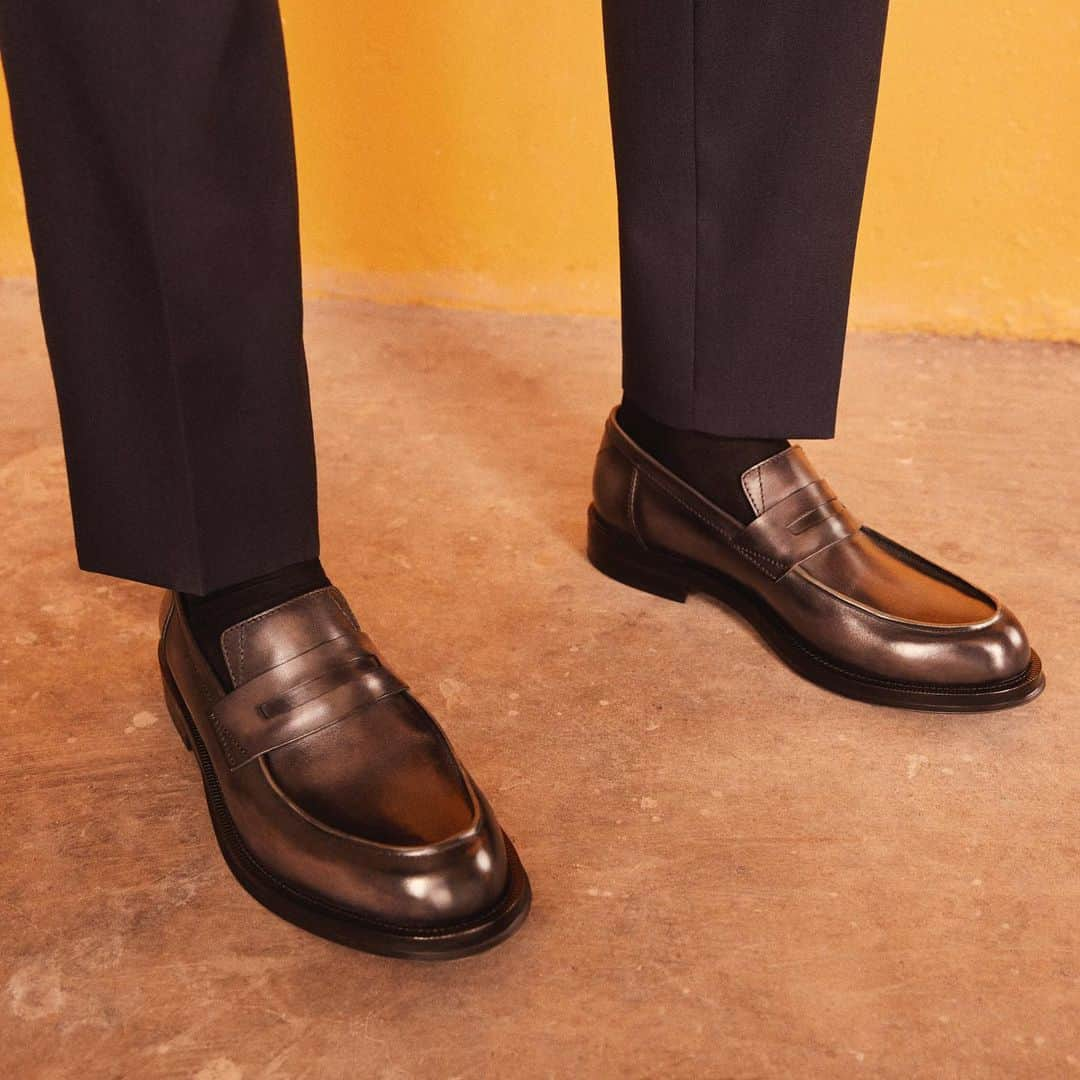 ベルルッティさんのインスタグラム写真 - (ベルルッティInstagram)「- OPEN HAND - The #Berluti Fall 2019 Pre-Collection by @kris_van_assche -  Introducing the “College” Loafer in the new “Ice Brown” Patina, created after Kris Van Assche delved into the Maison’s archives, taking inspiration from a past patina and updating it through a glaçage finish.  Photographed by @ronan_gallagher__ in Chandigarh, India - Styling by @mauricionardi -」10月4日 22時54分 - berluti